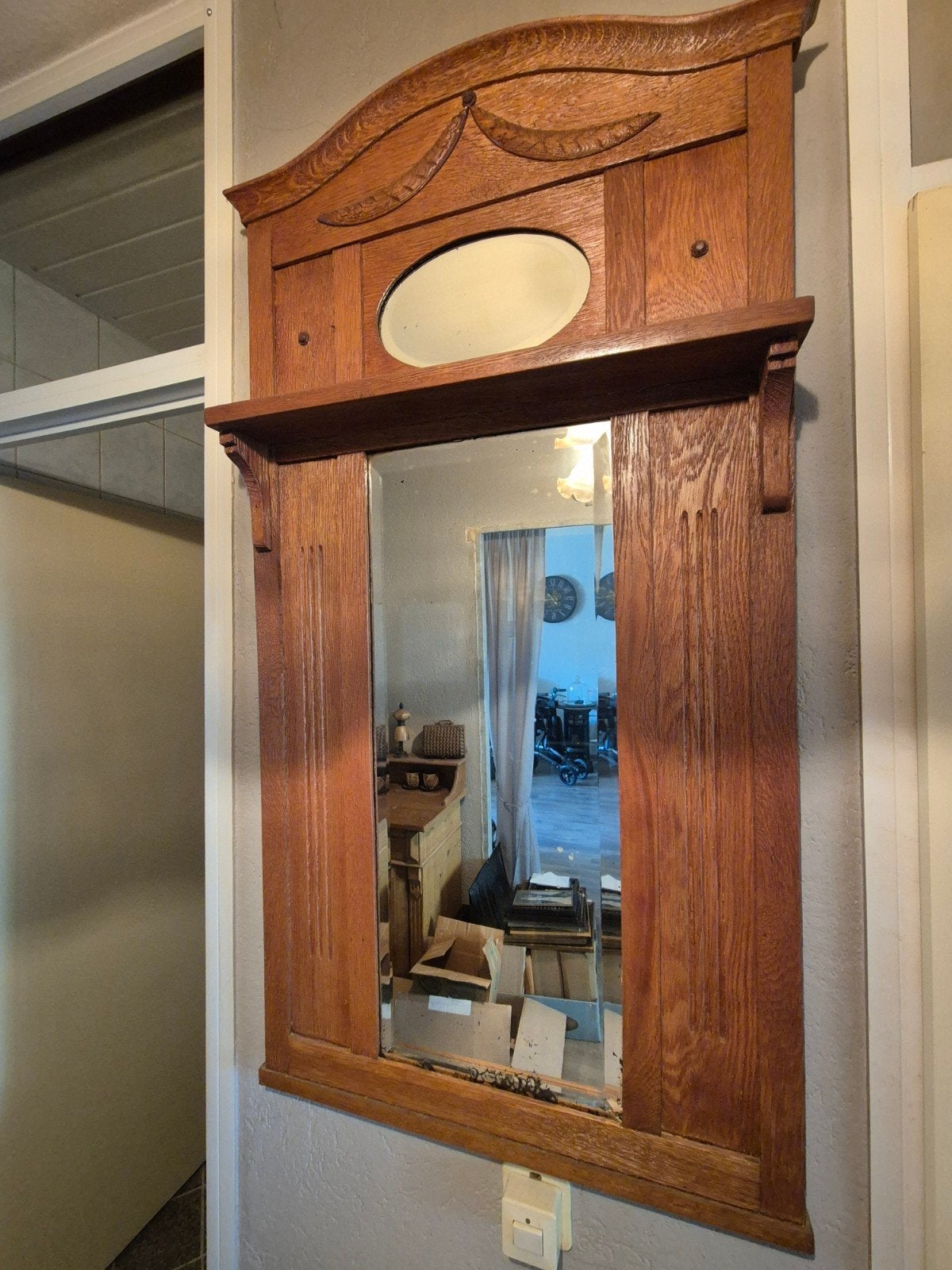 Antieke houten spiegel met sierlijke details, Ophalen, Overige vormen, 50 tot 100 cm, 150 tot 200 cm