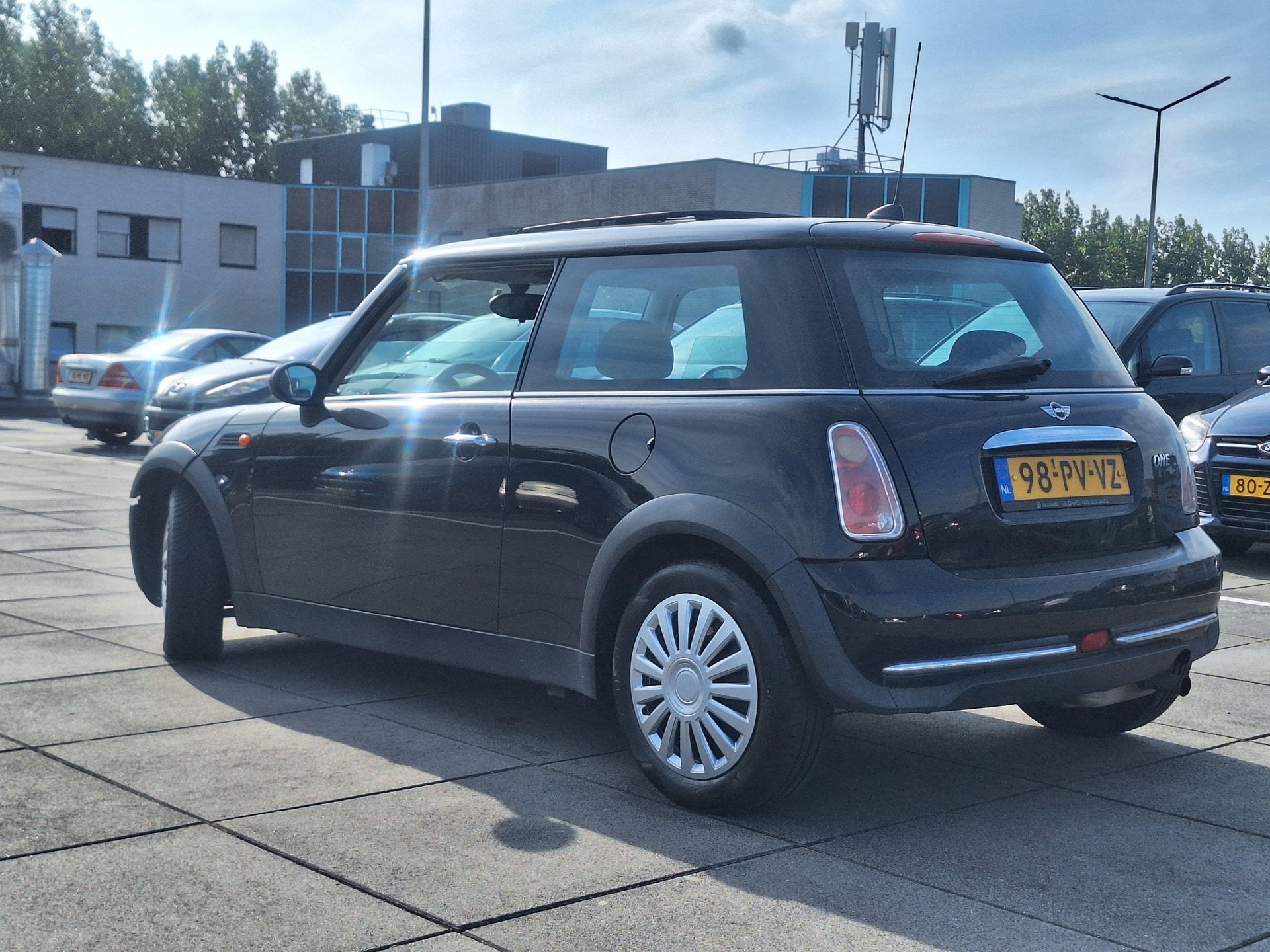 Mini 3-Deurs € 800,-1.6 One LEES TEKST GOED !, Auto's, Mini, Voorwielaandrijving, Gebruikt, 4 cilinders, 4 stoelen