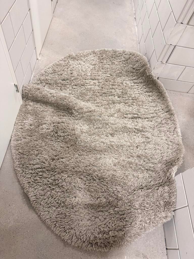Zacht grijs vloerkleed, ovaal, zo goed als nieuw, Ophalen, 200 cm of meer, 50 tot 100 cm, Zo goed als nieuw