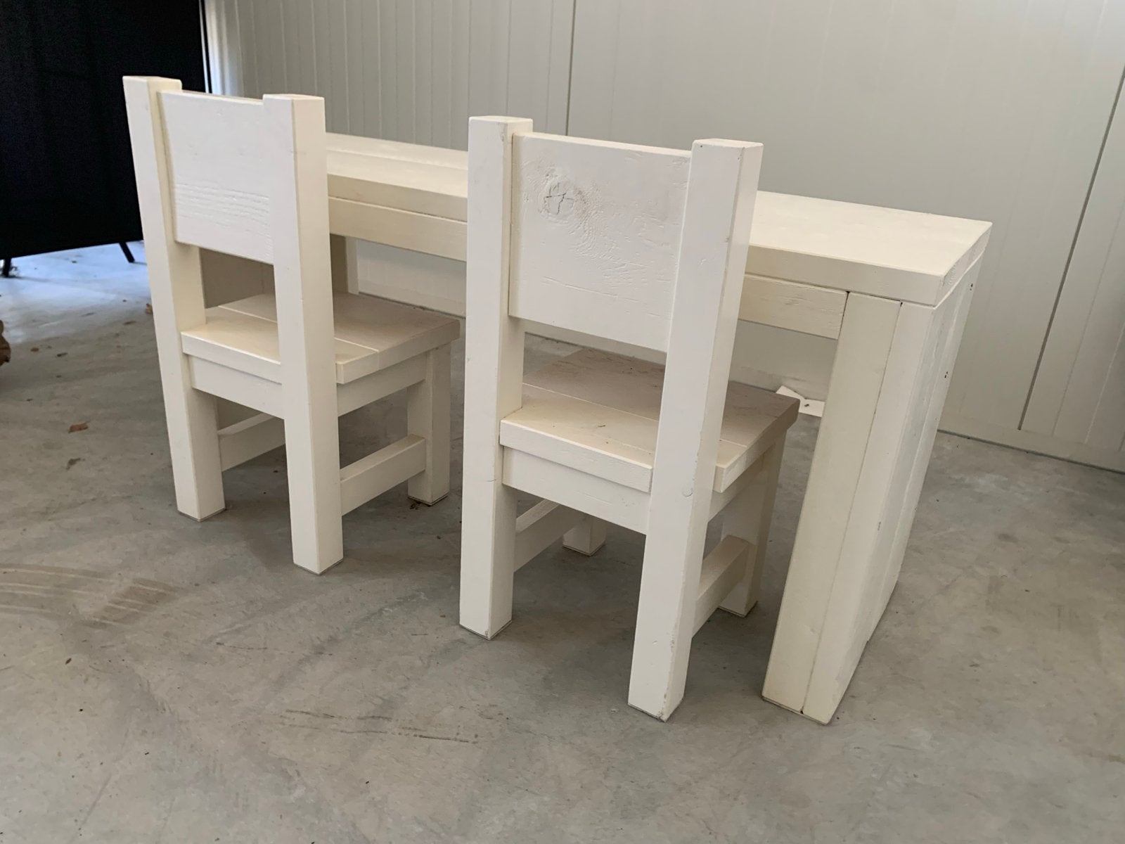 Witte houten kindertafel met twee stoeltjes, Kinderen en Baby's, Kinderkamer | Tafels en Stoelen, Ophalen, Zo goed als nieuw, Tafel(s) en Stoel(en)