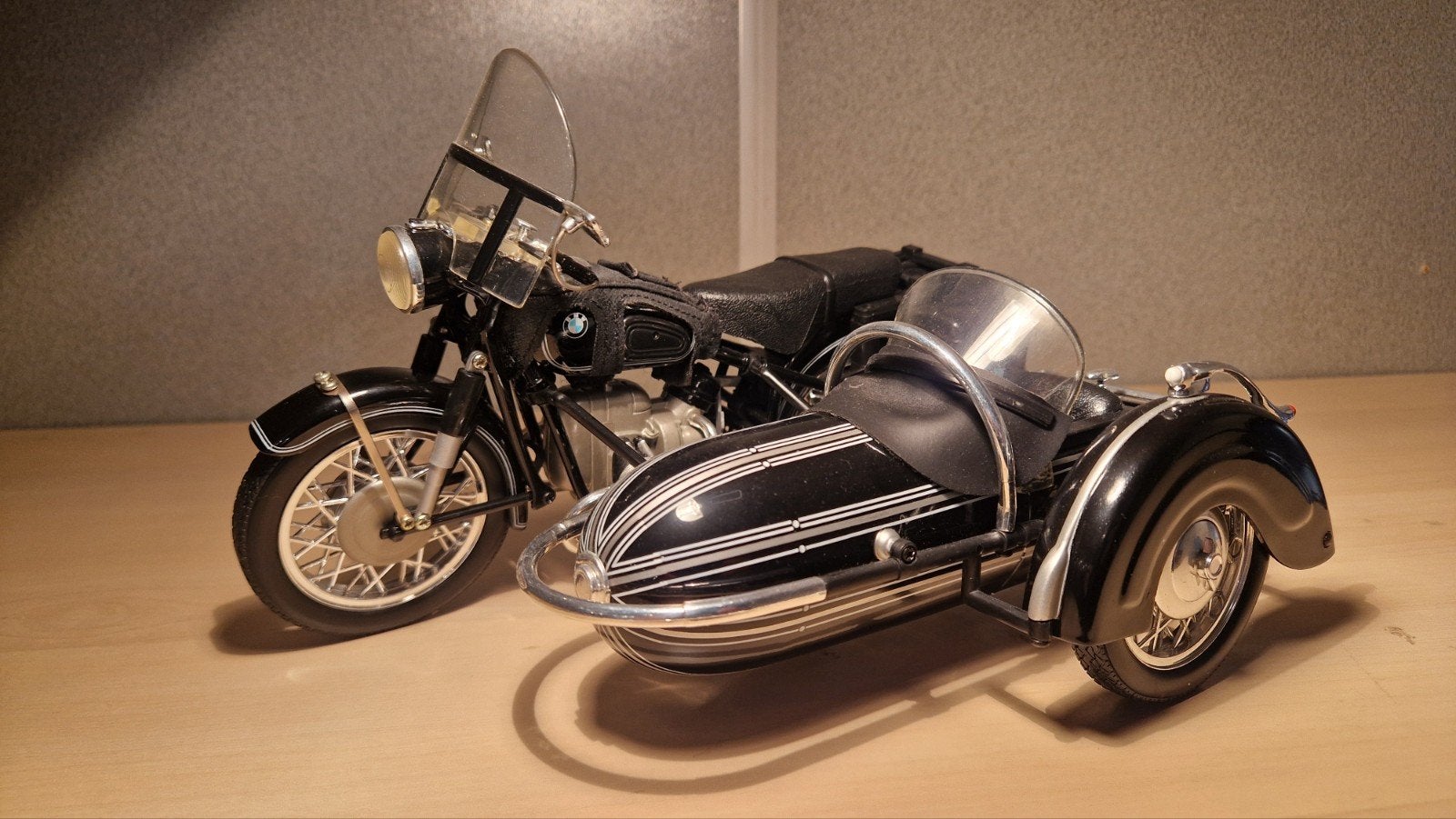 ​BMW R60/2 met Zijspan (1960) – Gedetailleerd Diecast Model, Zo goed als nieuw, Schaal 1:10, Auto onroad, Overige typen