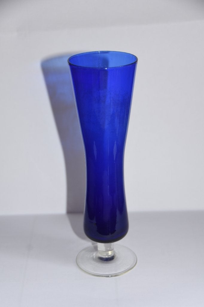 Mooie bloemen vaas op voet van blauw glas Retro 50s, Huis en Inrichting, Verzenden, Op voet, Blauw, Glas