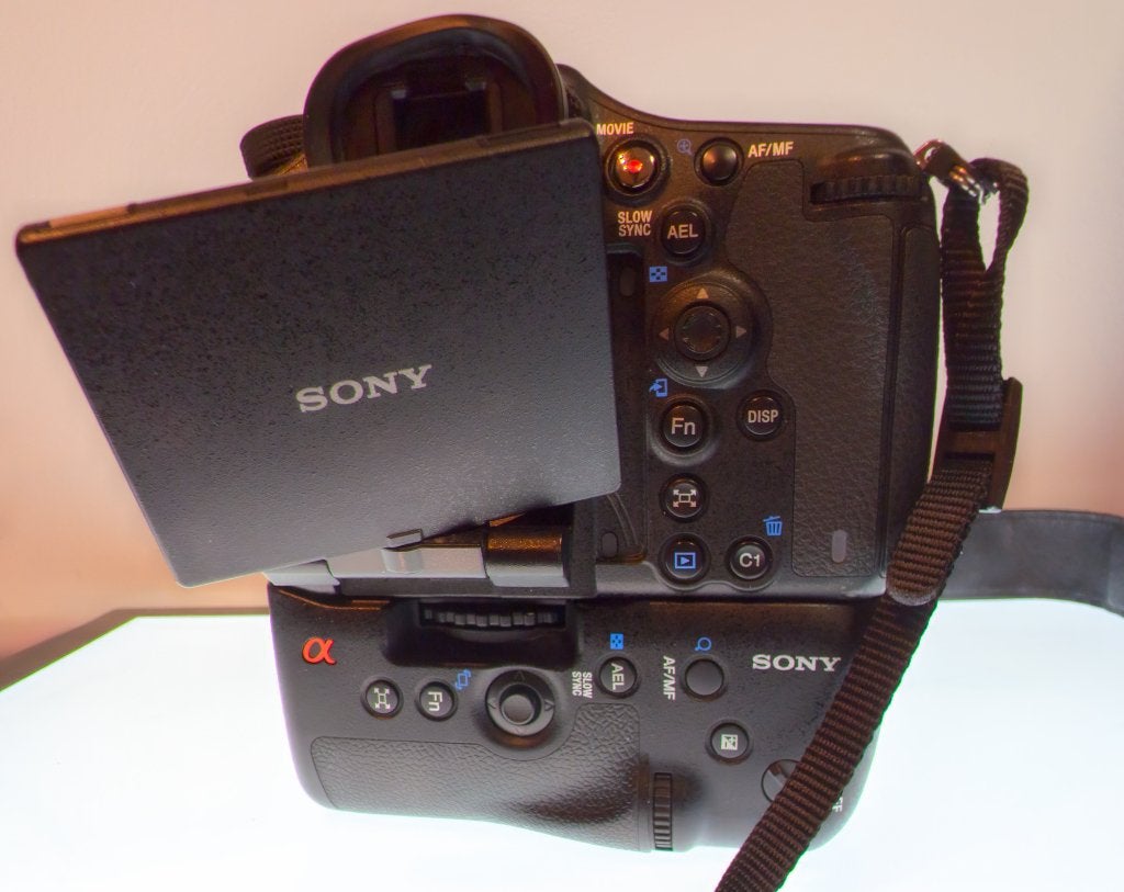 Sony Full-frame ILCA-99M2 (A99ii) + verticale grip, Overige typen, Ophalen of Verzenden, Zo goed als nieuw, Kantelbaar/draaibaar scherm