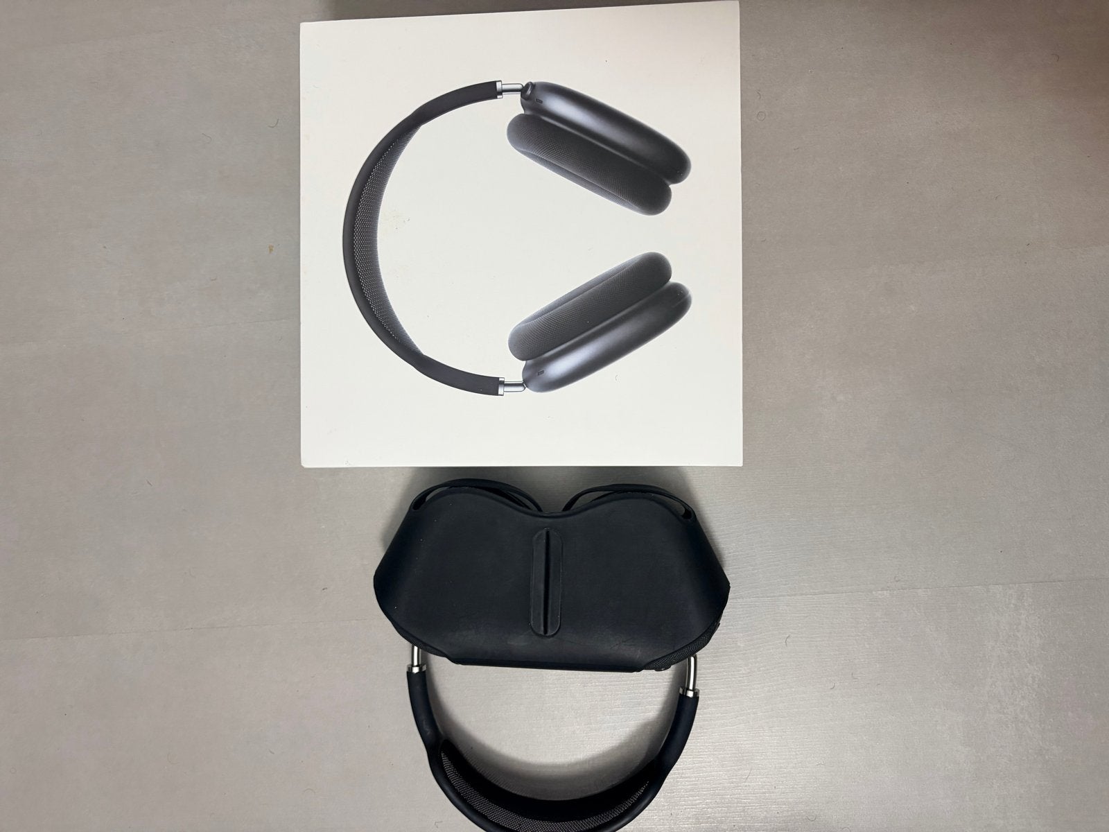 Foto 2 van Apple AirPods Max - Spacegrijs met Smart Case