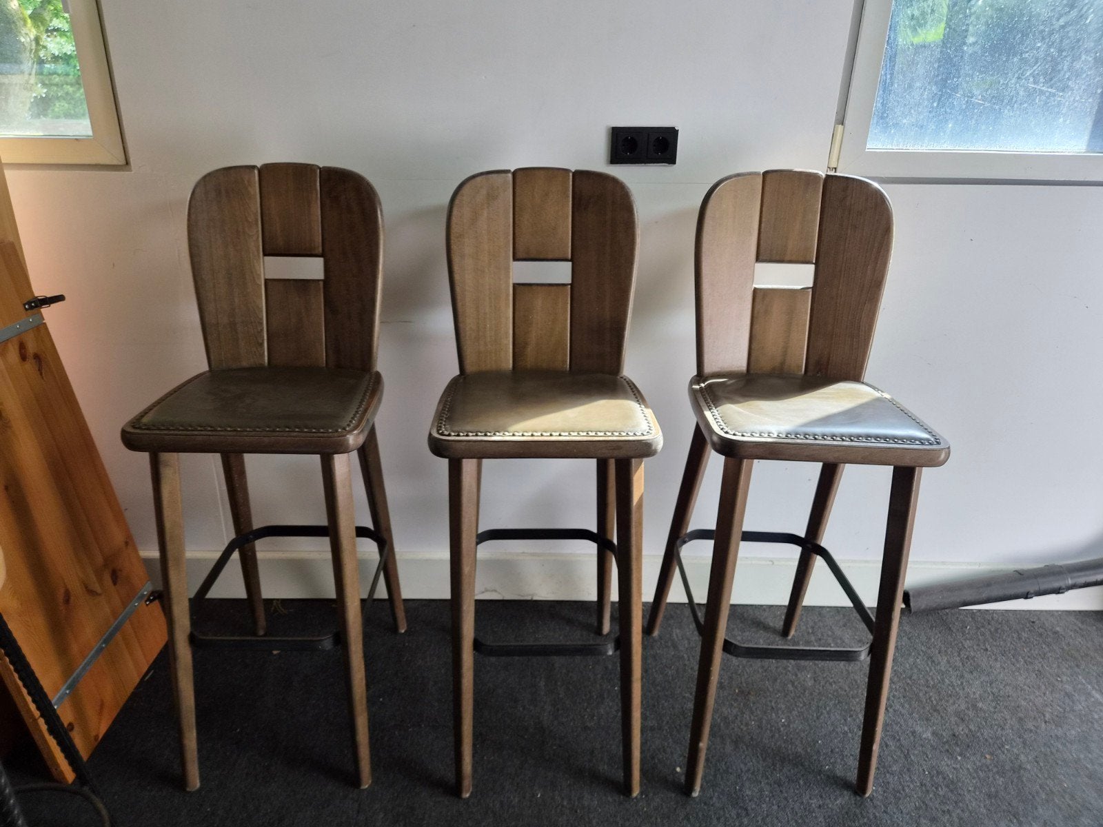 3 Vintage Eiken Barkrukken met Rugleuning en Voetsteun, Huis en Inrichting, Barkrukken, Ophalen, Gebruikt, Met voetsteun, 90 cm of meer
