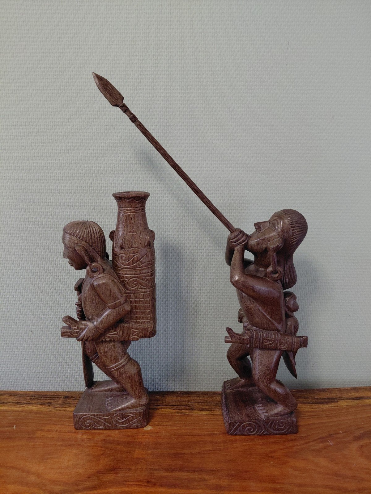 2  houten beelden - DAYAK BORNEO, Antiek en Kunst, Ophalen of Verzenden, Handgemaakt, 20 - 50 cm, Beeld