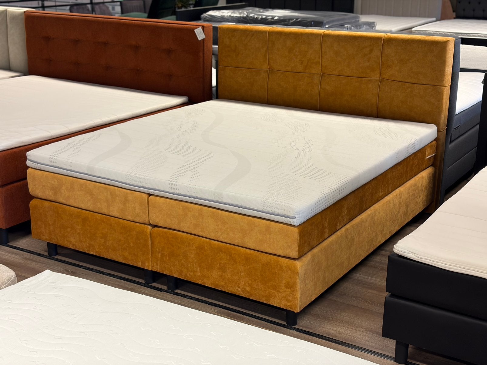 Nieuwe Boxspring okergeel geel velvet 180x200 & 160x200, Huis en Inrichting, Slaapkamer | Boxsprings, Ophalen, Geel goudgeel kingsize boxspring velvet boxspring bed