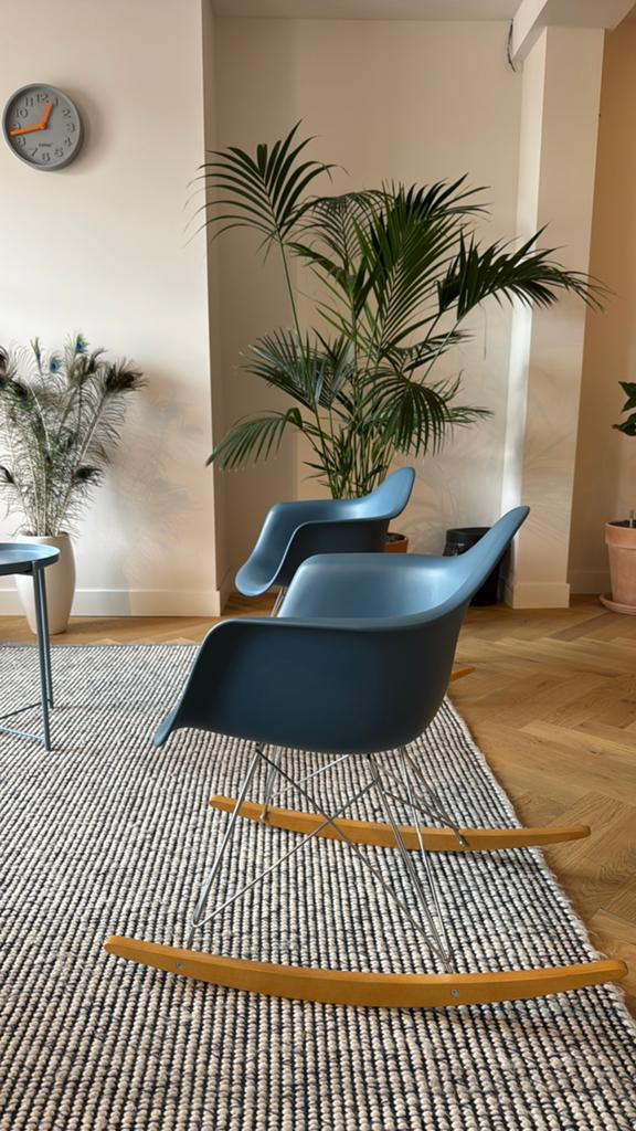 Twee Vitra schommel kuipstoelen te koop!, Huis en Inrichting, Ophalen, Zo goed als nieuw, Tapijttegels