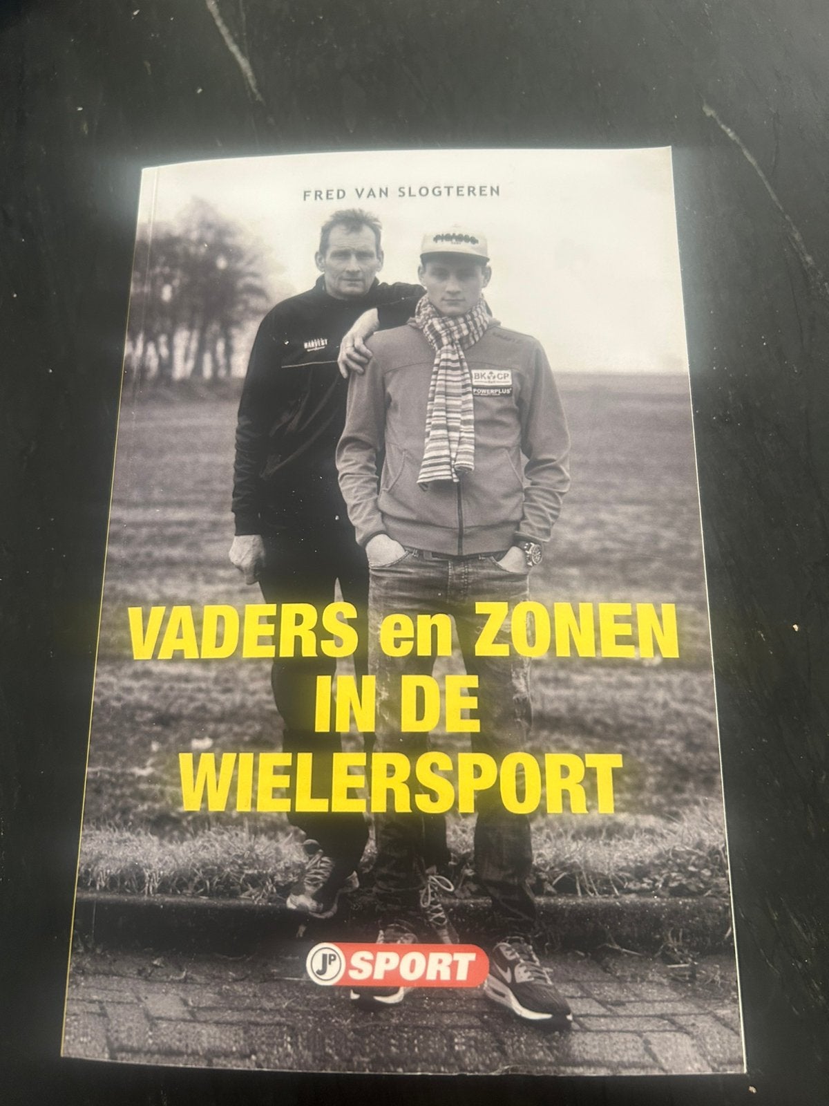 VADERS en ZONEN IN DE WIELERSPORT 2021, Ophalen of Verzenden, Nieuw, Lopen en Fietsen