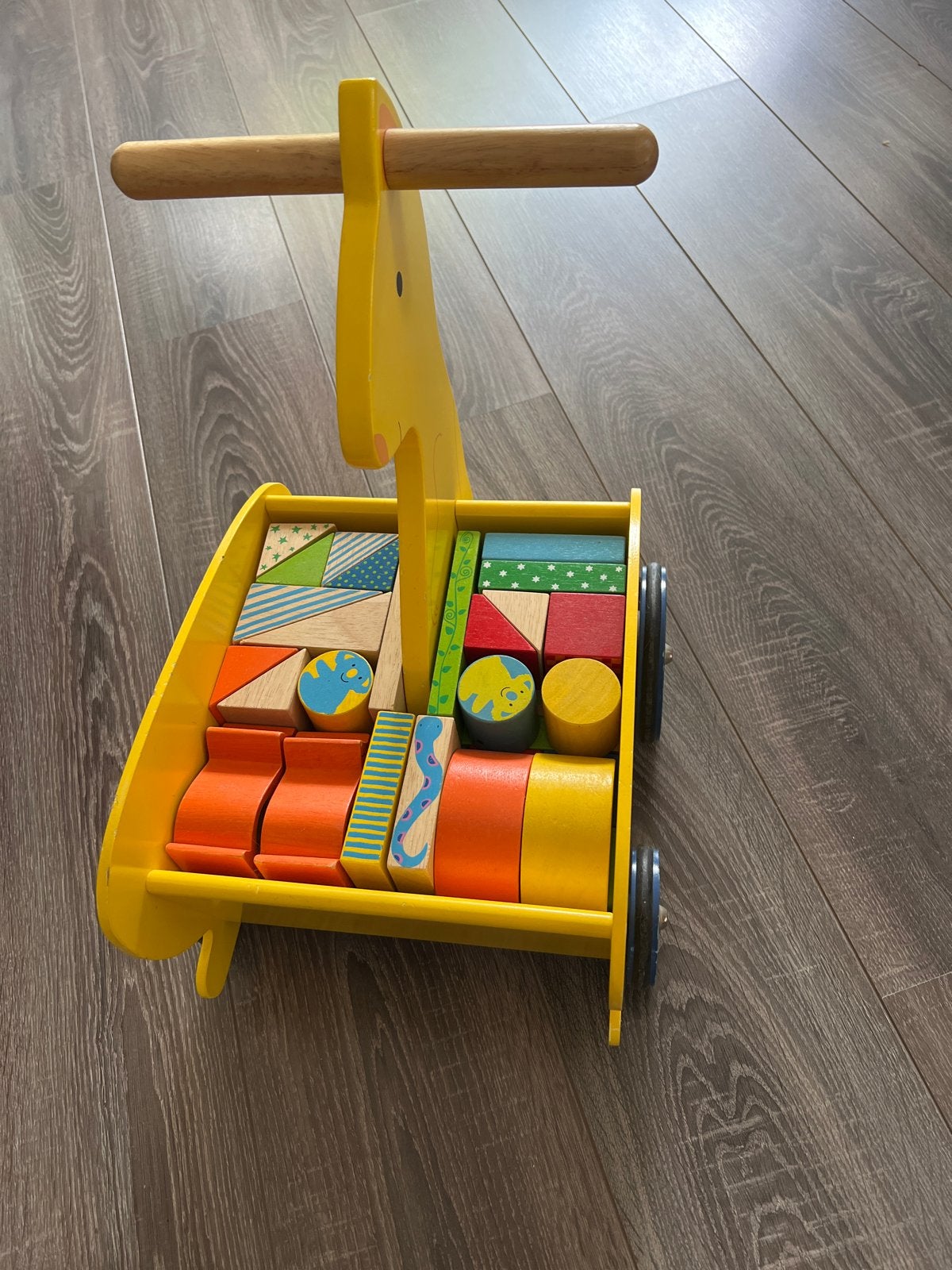 Houten loopwagen met blokken - Geel kangaroo, Kinderen en Baby's, Speelgoed | Houten speelgoed, Ophalen, Gebruikt, Duw- of Trekspeelgoed