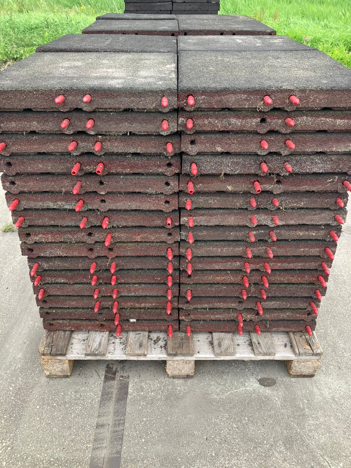 120 vochtdoorlatende rubberen tegels 50x50x6cm, Q, Q, Q