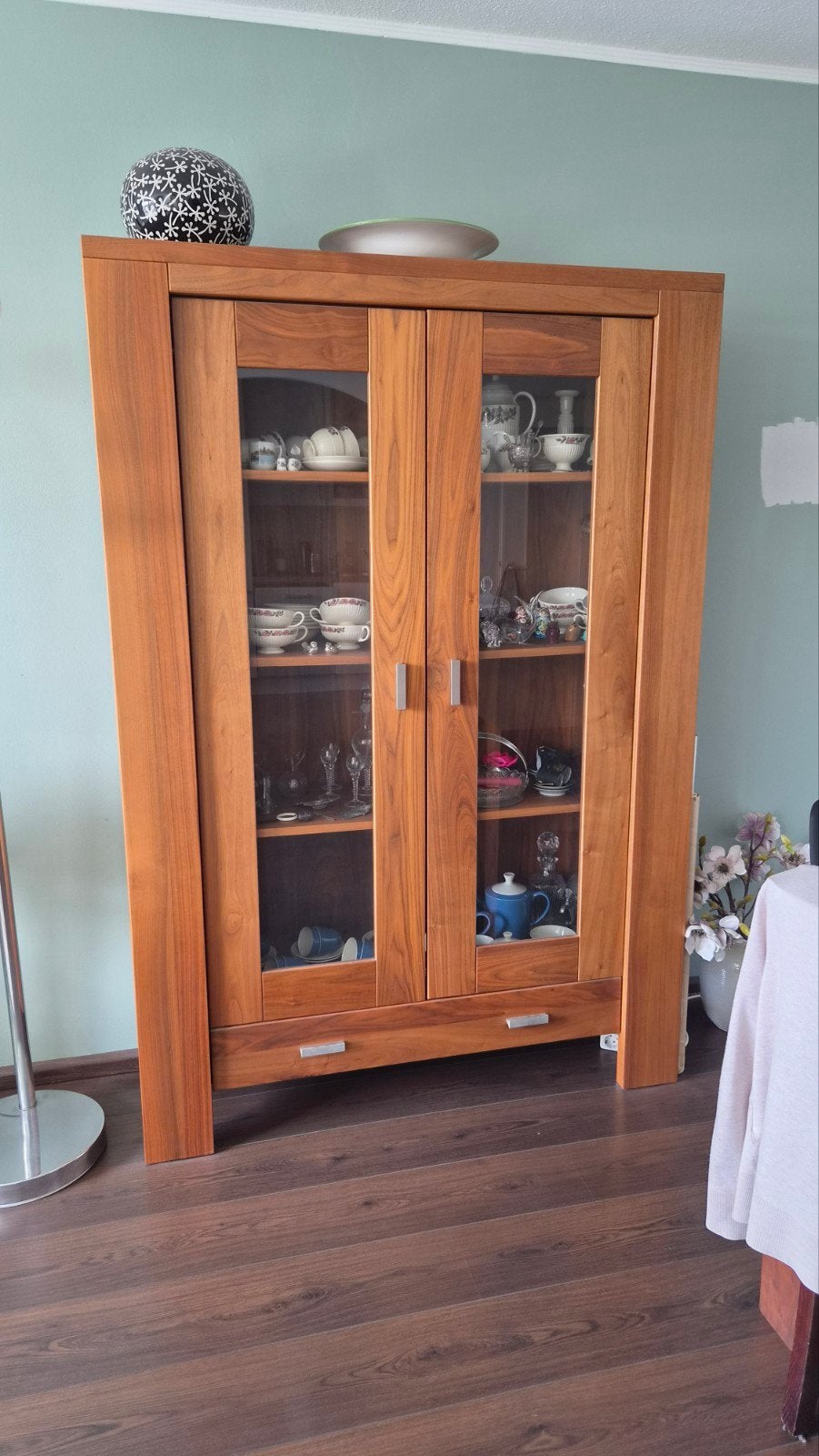 Mooie notenhouten vitrinekast met glazen deuren en lade, Ophalen, Glas, Modern klassiek, Zo goed als nieuw