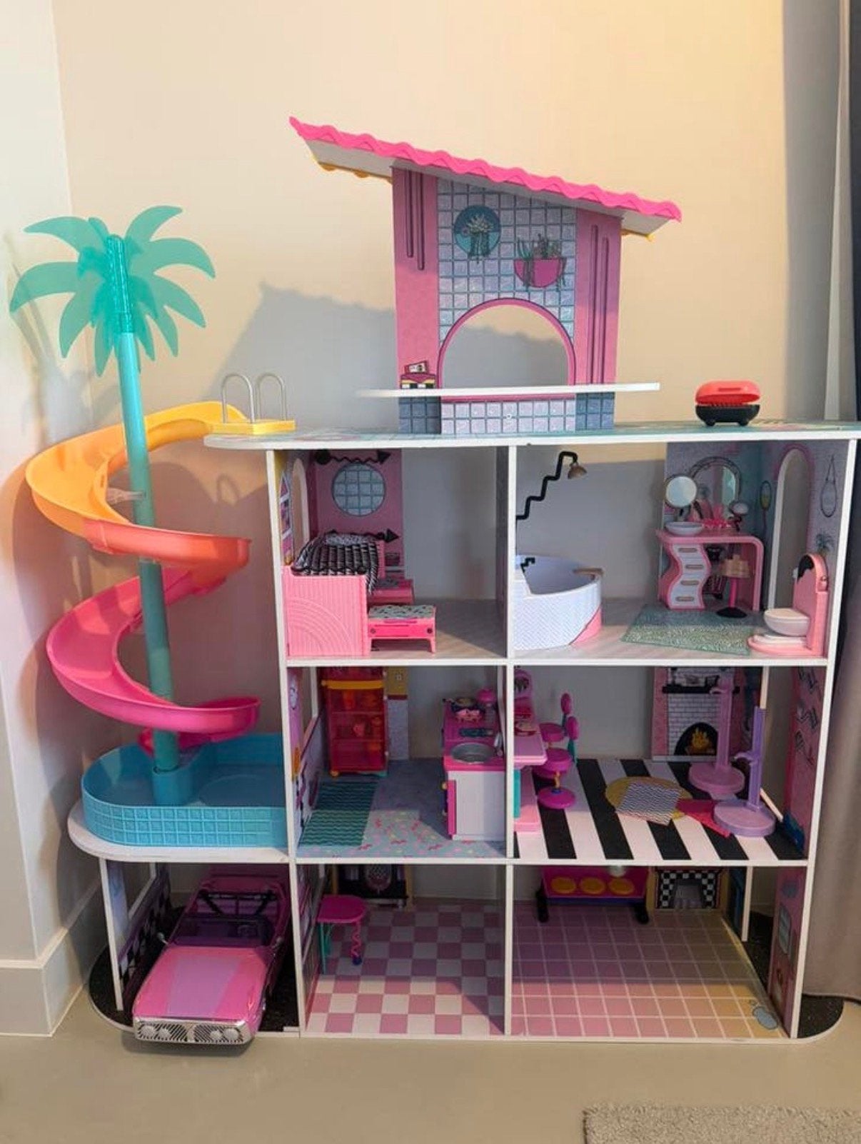 Complete L.O.L poppenhuis met auto, Ophalen, Zo goed als nieuw, Poppenhuis