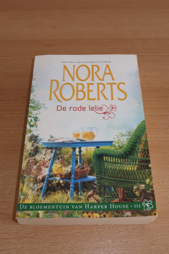 Boek De bloementuin van Harper House 3 - De rode lelie, Ophalen of Verzenden, Zo goed als nieuw, Nora Roberts