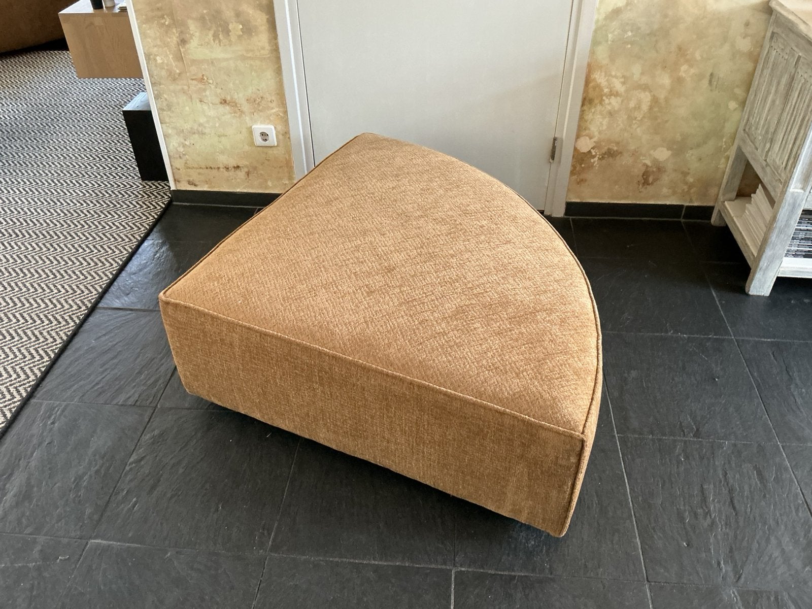 Hocker, nieuw, stoffering rondom., Huis en Inrichting, Banken | Voetenbanken en Poefen, Ophalen, Nieuw, 75 tot 100 cm, 75 tot 100 cm