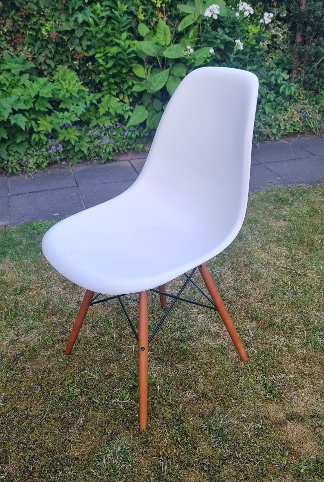 Vitra Eames Plastic Chair DSW - Wit met houten onderstel, Huis en Inrichting, Stoelen, Gebruikt, Eén, Hout, Kunststof, Metaal