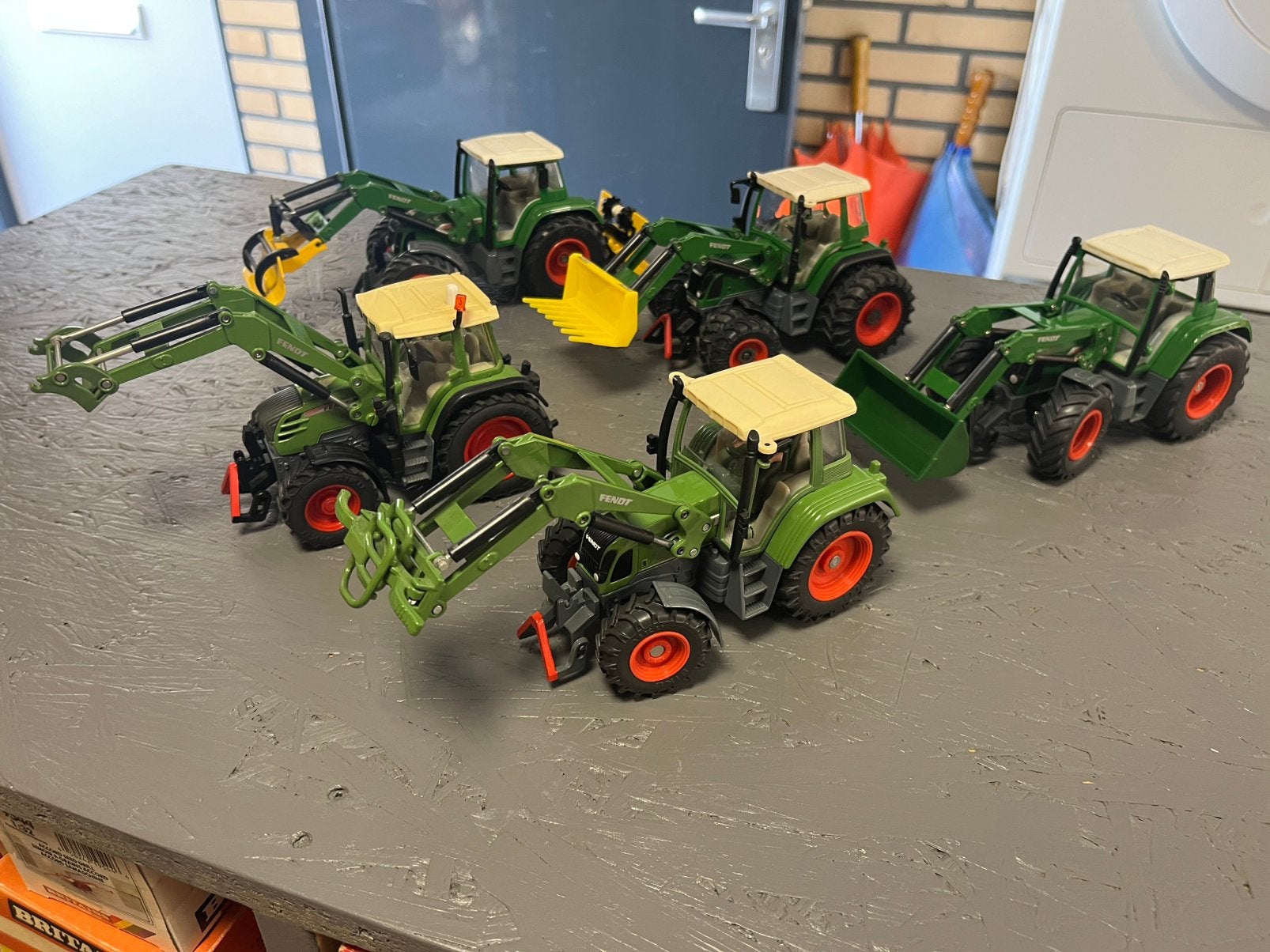 Vijf trekkers van Fendt met frontladers Siku, Ophalen of Verzenden, Zo goed als nieuw, Tractor of Landbouw, SIKU