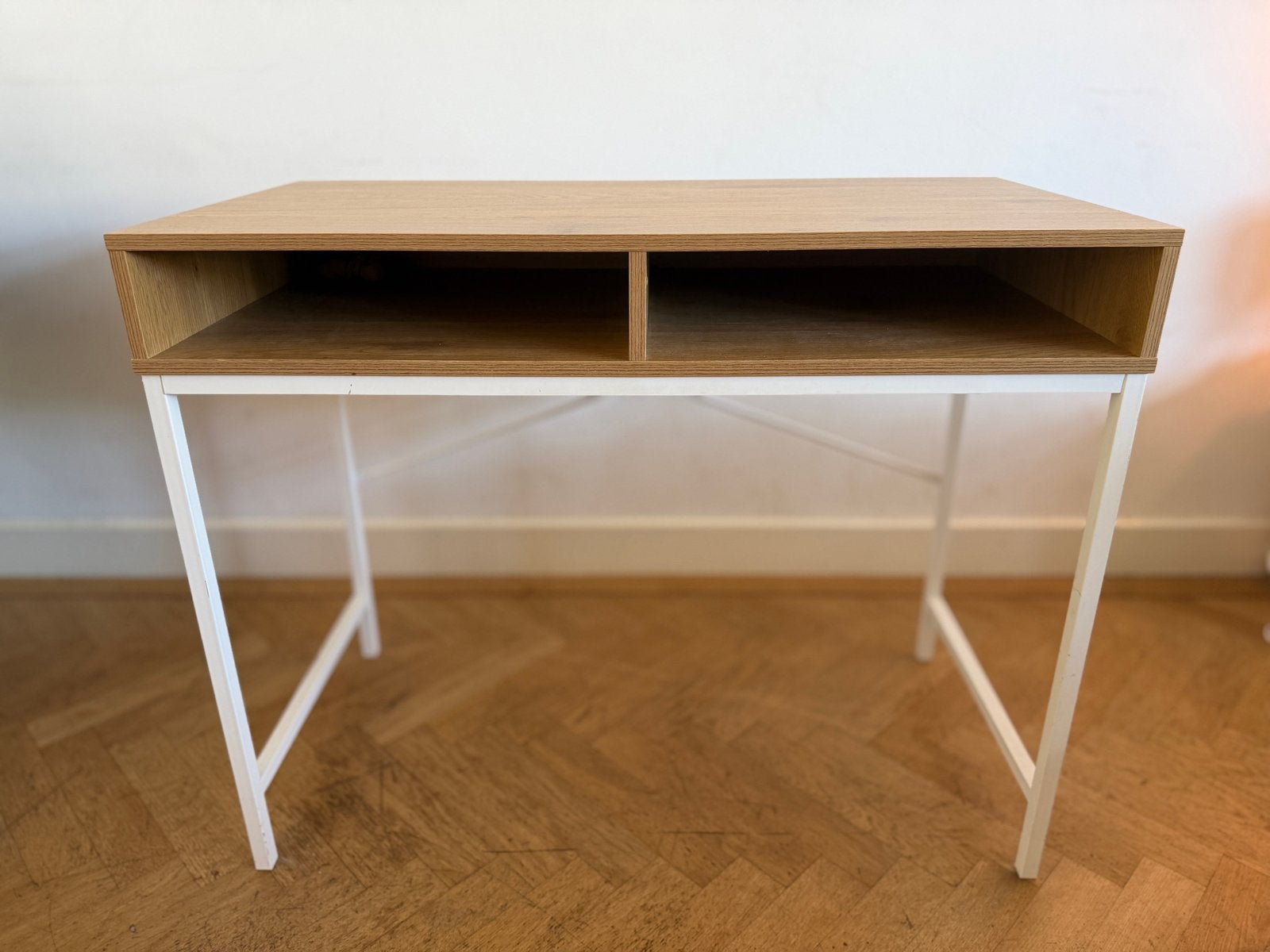 Modern bureau Jysk, Huis en Inrichting, Bureaus, Ophalen, Opbergruimte, Bruin, Zo goed als nieuw