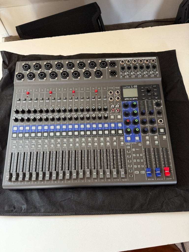 Zoom LiveTrack L-20, Muziek en Instrumenten, Mengpanelen, Ophalen, Zo goed als nieuw, 10 tot 20 kanalen, Microfooningang
