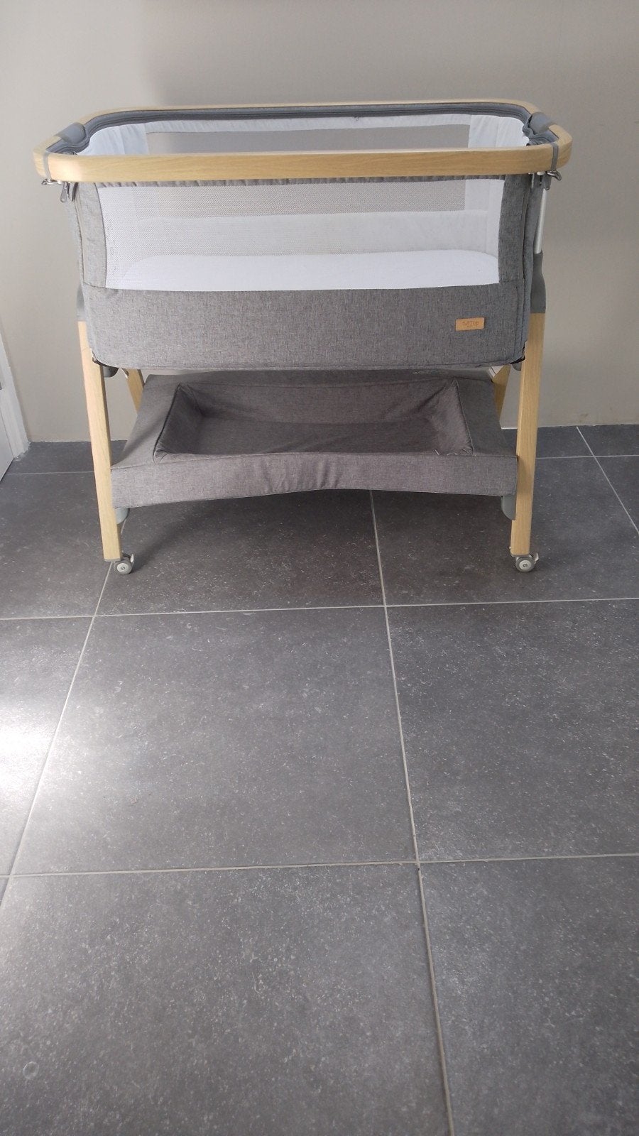 Tutti Bambini CoZee Bedside Crib - Zo goed als nieuw, Kinderen en Baby's, Babywiegjes en Ledikanten, Ophalen, Zo goed als nieuw