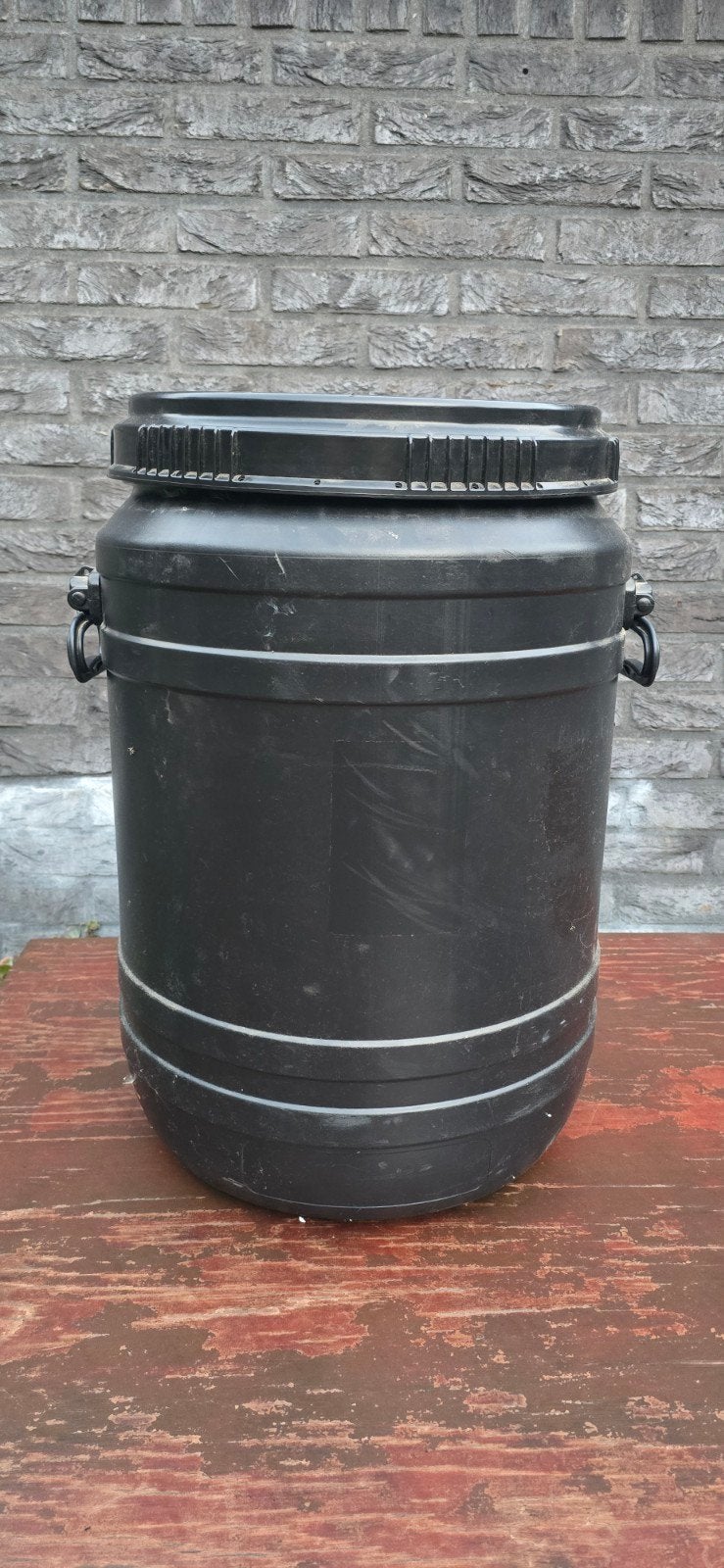 Zwarte kunststof ton met deksel - 60 cm hoog, Doe-het-zelf en Verbouw, Gebruikt, 40 tot 60 cm, Overige typen, Minder dan 50 cm
