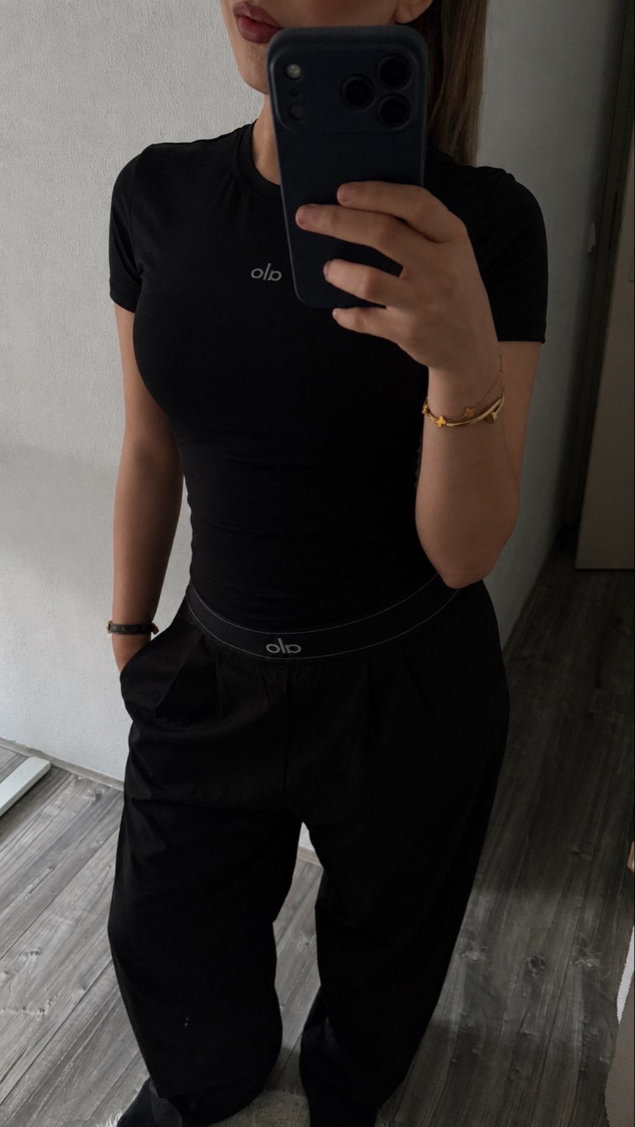Alo Yoga sportset - T-shirt en broek, Maat 38/40 (M), Verzenden, Zwart, Zo goed als nieuw