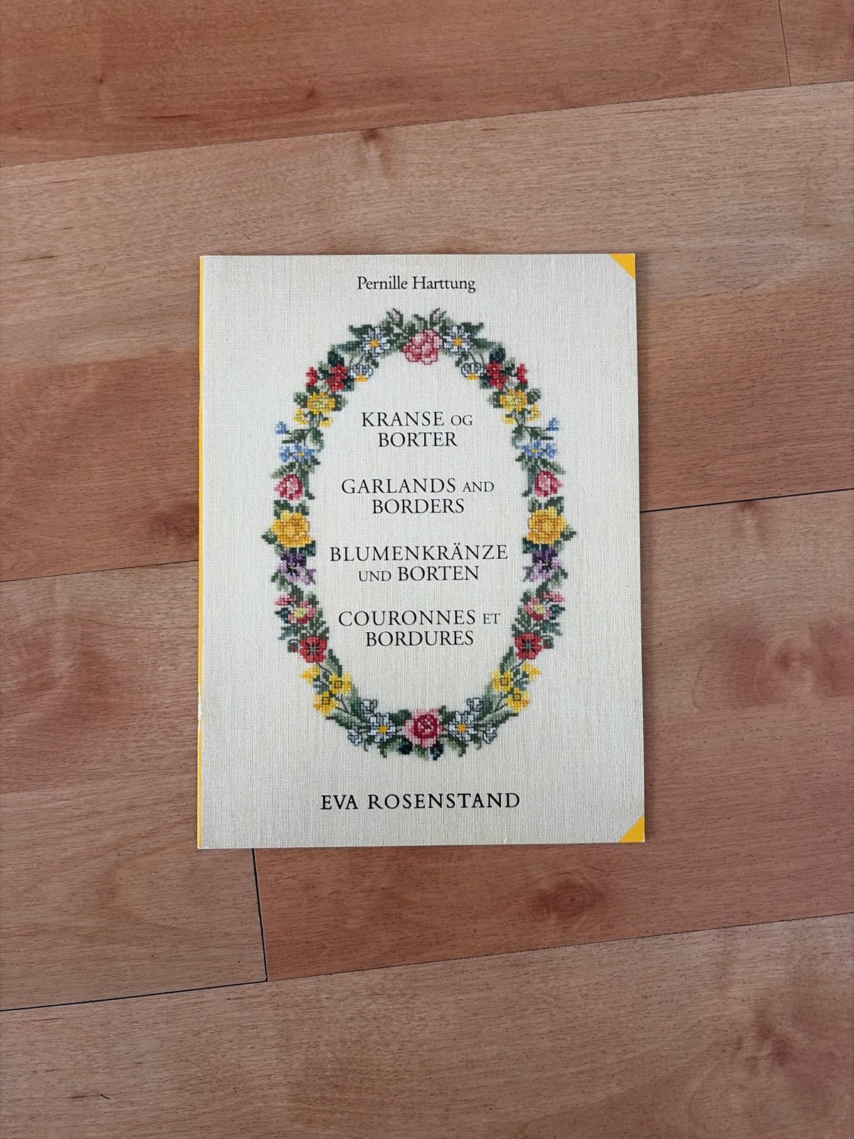 Borduurpatronenboek: Kransen en Randen (Pernille Harttung), Ophalen of Verzenden, Gebruikt, Handborduren, Patroon