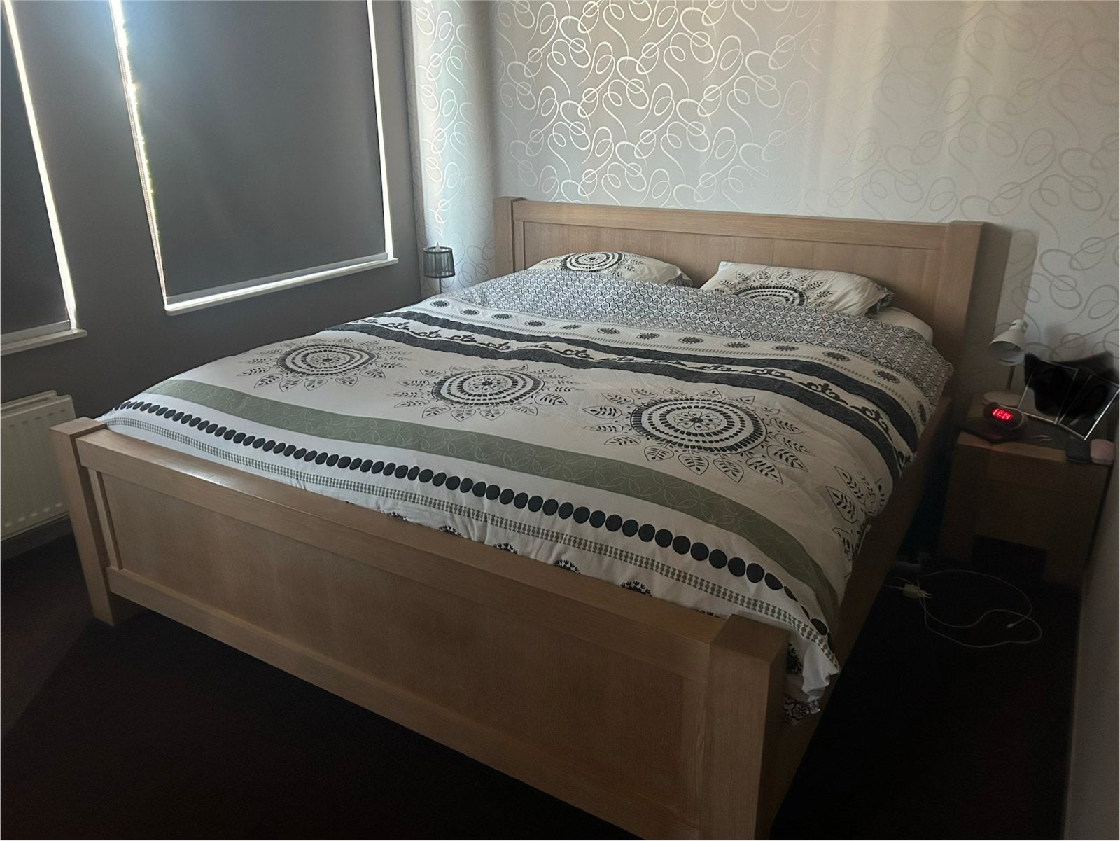 Massief eiken bed + nachtkastjes, te koop ivm samenwonen, Ophalen, Bruin, Tweepersoons, 200 cm