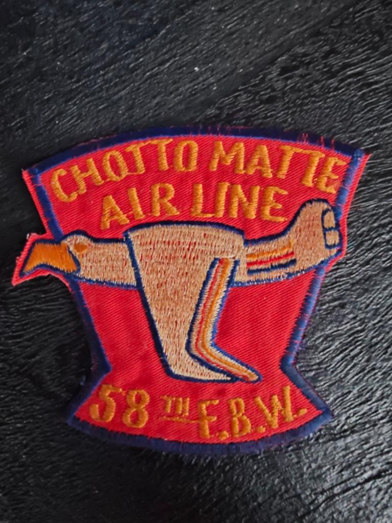 58th Fighter-Bomber Wing Chotto Matte Airline.., Ophalen of Verzenden, Landmacht, Nederland, Embleem of Badge