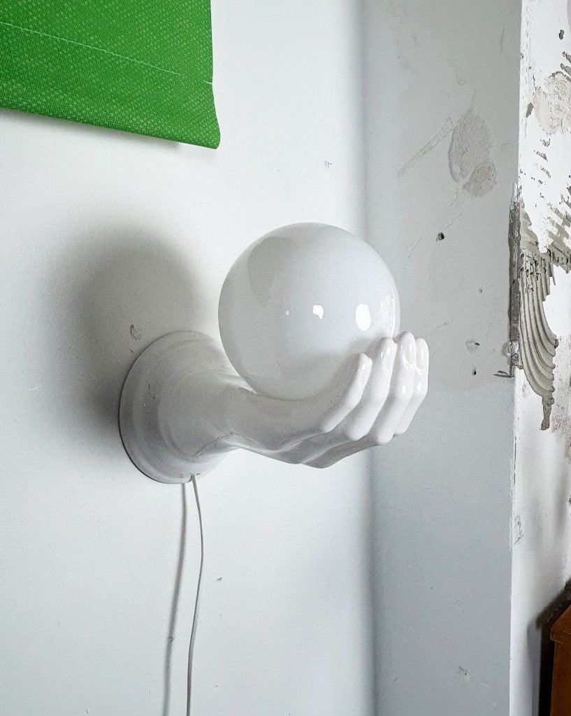 Vintage jaren 80 wandlamp met hand en glazen bollamp, Ophalen, Gebruikt, Glas, Wit