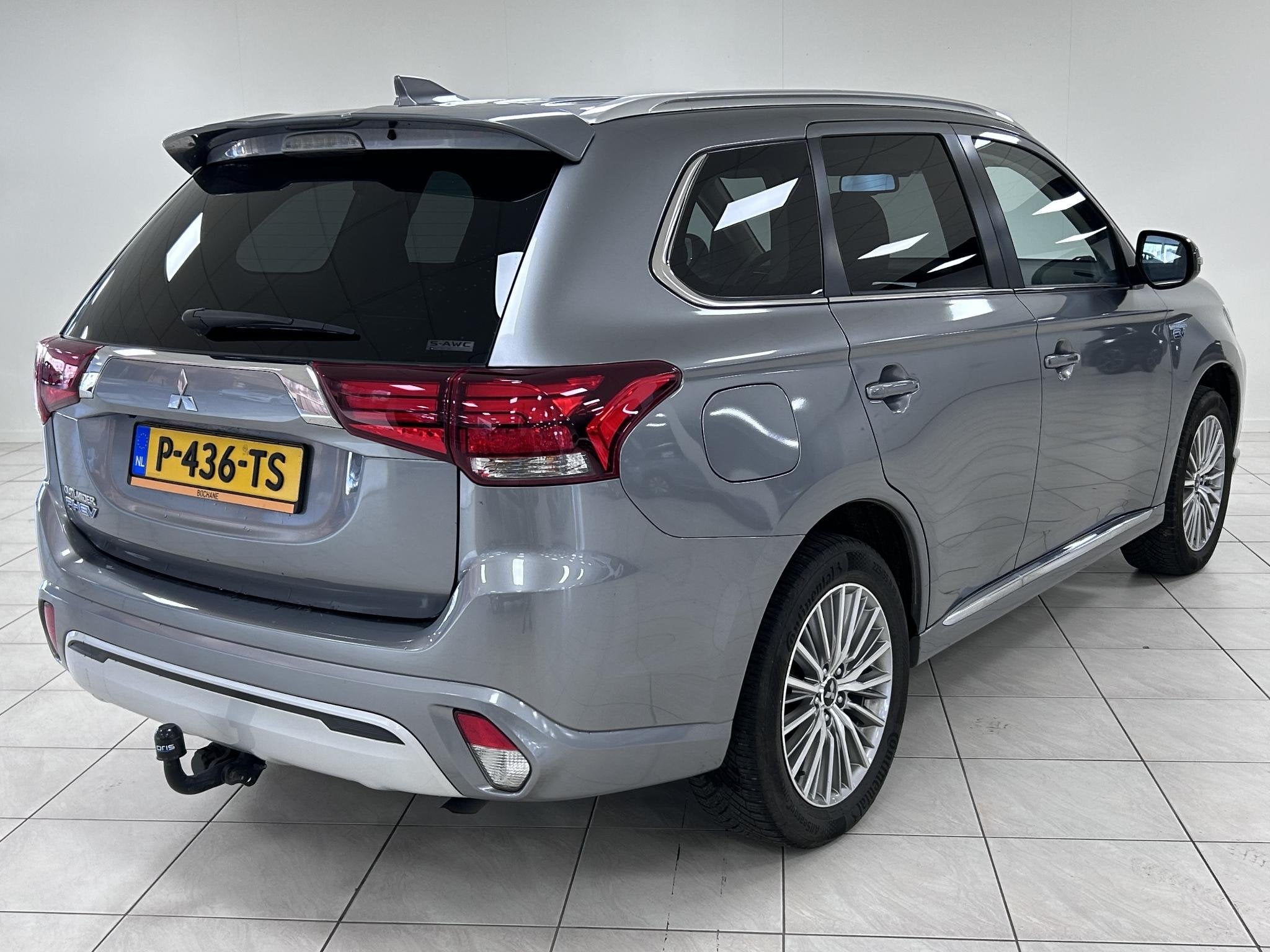 Mitsubishi Outlander 2.4 PHEV Intense | Trekhaak | Camera |, Auto's, 4 cilinders, 120 €/maand, Plug-in hybride, Bedrijf