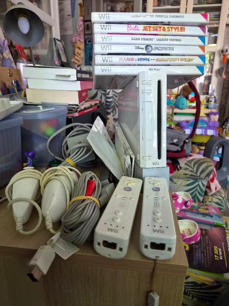 Complete Wii console incl 6 games en 2 controllers, Ophalen of Verzenden, Zo goed als nieuw, Met 2 controllers, Met games