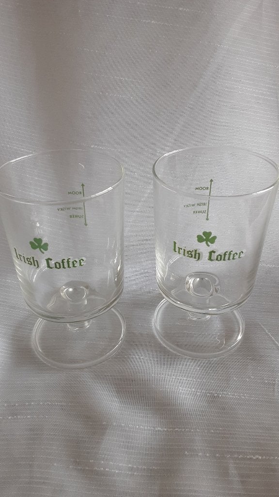 IRISH COFFEE glazen met groene - witte letters, 2 st. (#3), Ophalen of Verzenden, Zo goed als nieuw, Borrel- of Shotglas