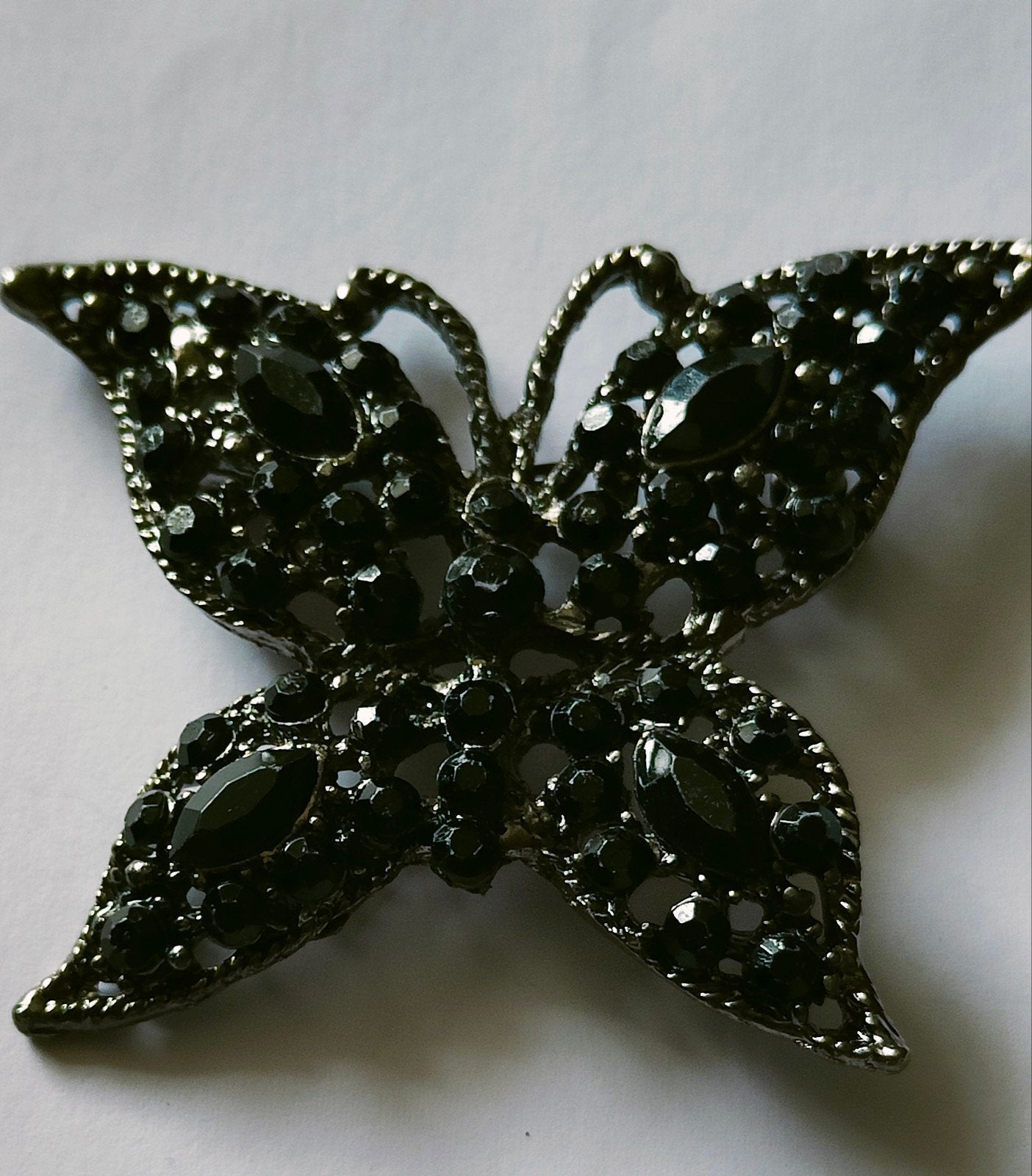 Jaren 80 zwarte rhinestones stenen vlinder broche, Verzenden, Zo goed als nieuw, Zwart, Overige materialen