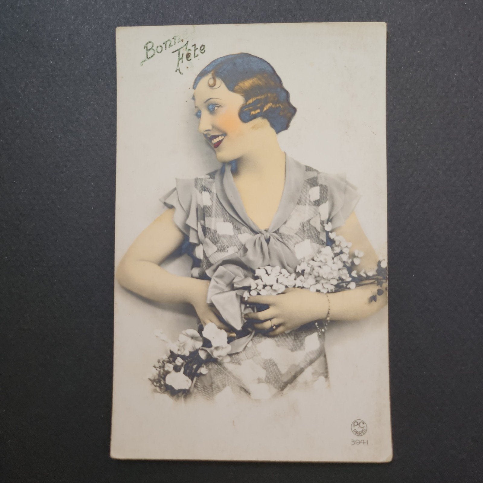 Oude ansichtkaart: Vrouw met bloemen, 'Bonne Fête', Verzenden, 1920 tot 1940, Gelopen