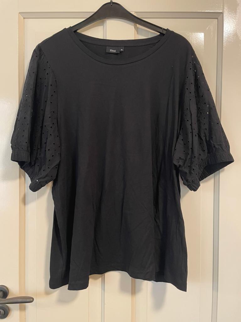 Zizzi T-shirt met kanten mouwen - Maat 54/56 (XL) - ZGAN, Zwart, Maat 46/48 (XL) of groter, Ophalen of Verzenden, Zo goed als nieuw