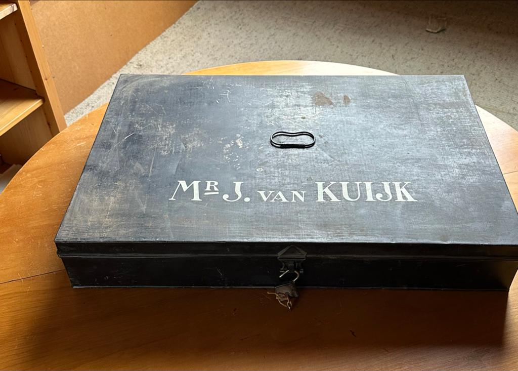 Vintage metalen documentenkist "Mr. J. van Kuijk", Ophalen