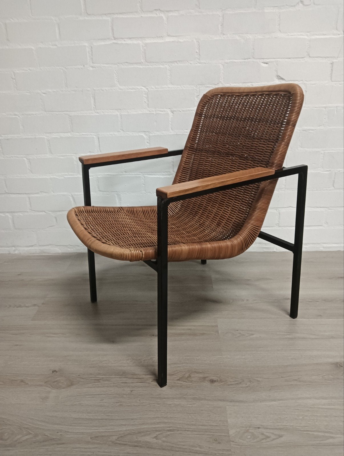 Rotan stoel met metalen frame en houten armleuningen, Huis en Inrichting, Ophalen, Gebruikt, Modern, Bohemian, Eén