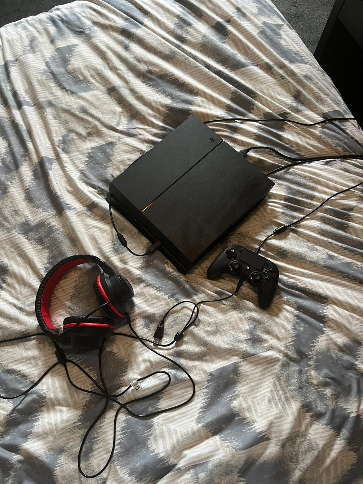 PlayStation 4 + 2 Games + Gaming Headset + Controller, Spelcomputers en Games, Spelcomputers | Sony PlayStation 4, Met games, Ophalen of Verzenden