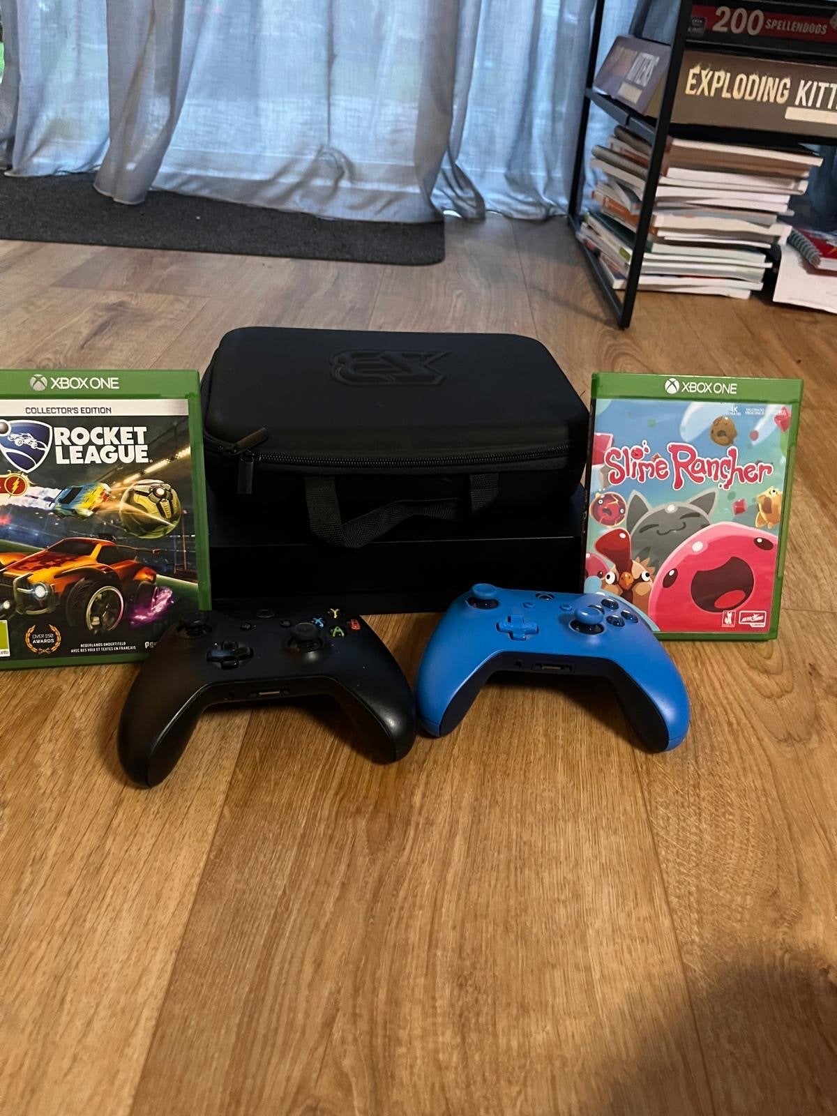 Xbox One X met 2 controllers en 2 spellen, Spelcomputers en Games, Spelcomputers | Xbox One, Ophalen, Met 2 controllers, 1 TB