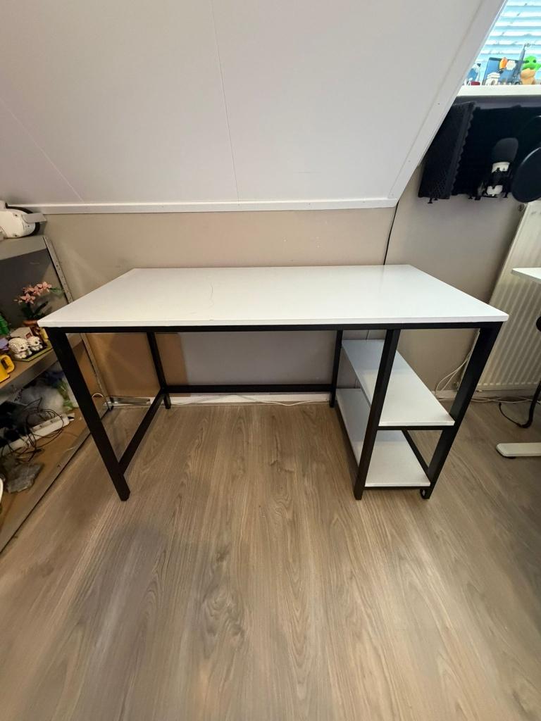 Modern wit bureau met opbergruimte, Huis en Inrichting, Bureaus, Zo goed als nieuw, Computerbureau, Modern, Metaal, Wit, Opbergruimte