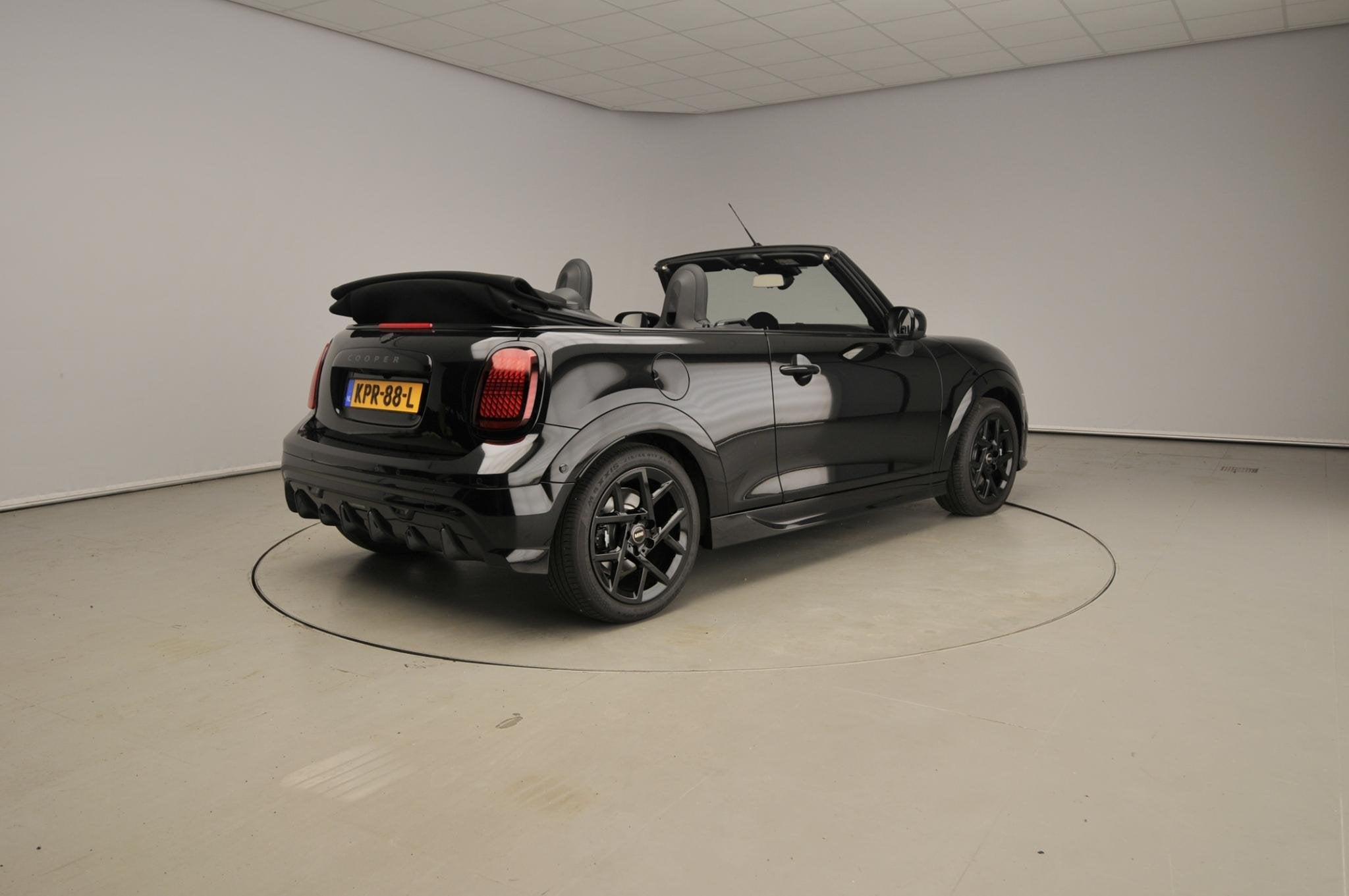 MINI Cabrio 2.0 Cooper C John Cooper Works M Comfort Access, 1998 cc, Stuurwielverwarming, 4 stoelen, Origineel Nederlands