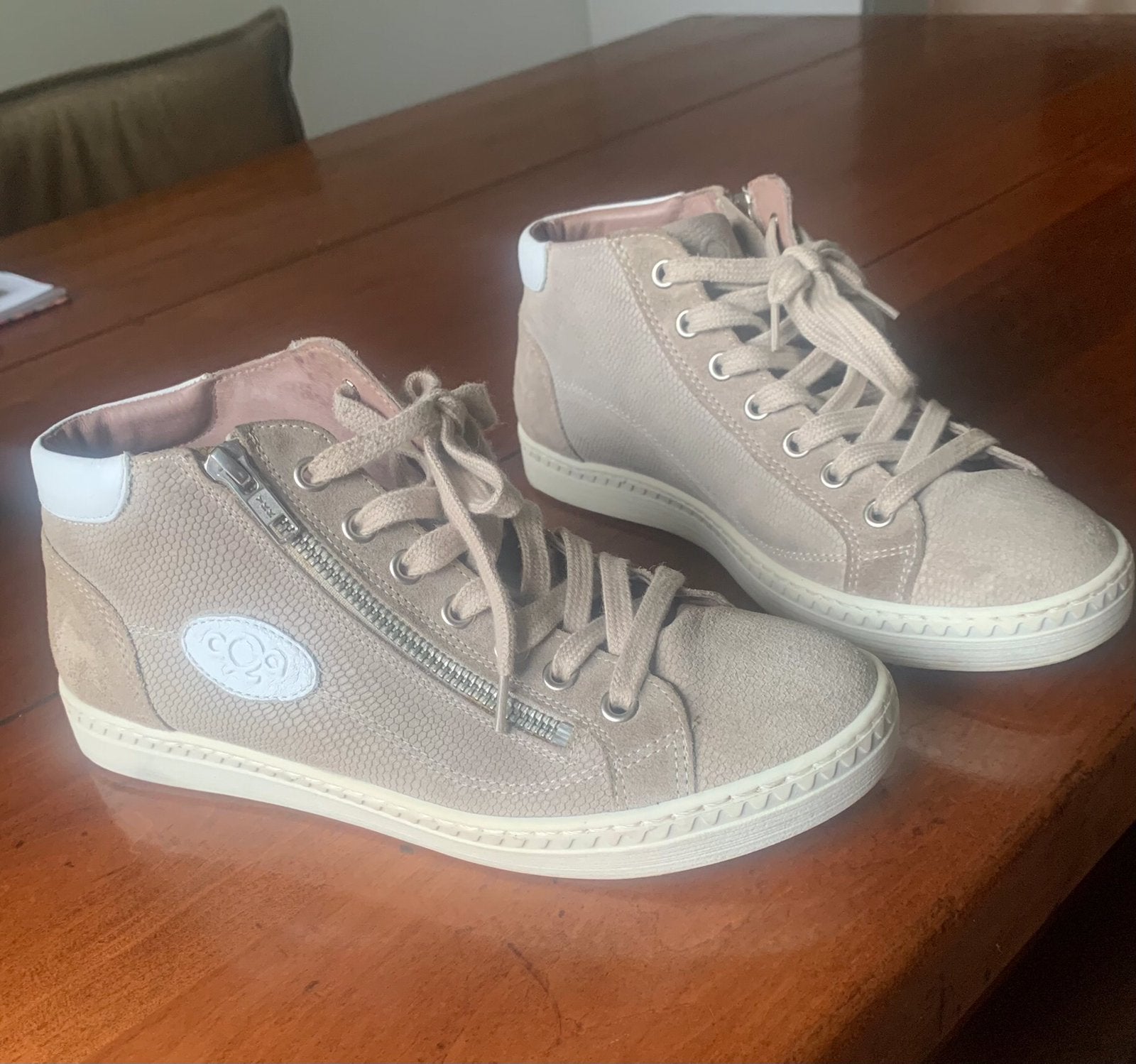 AQA Leren dames sneakers. 38, Ophalen of Verzenden, Zo goed als nieuw, Beige, Sneakers of Gympen