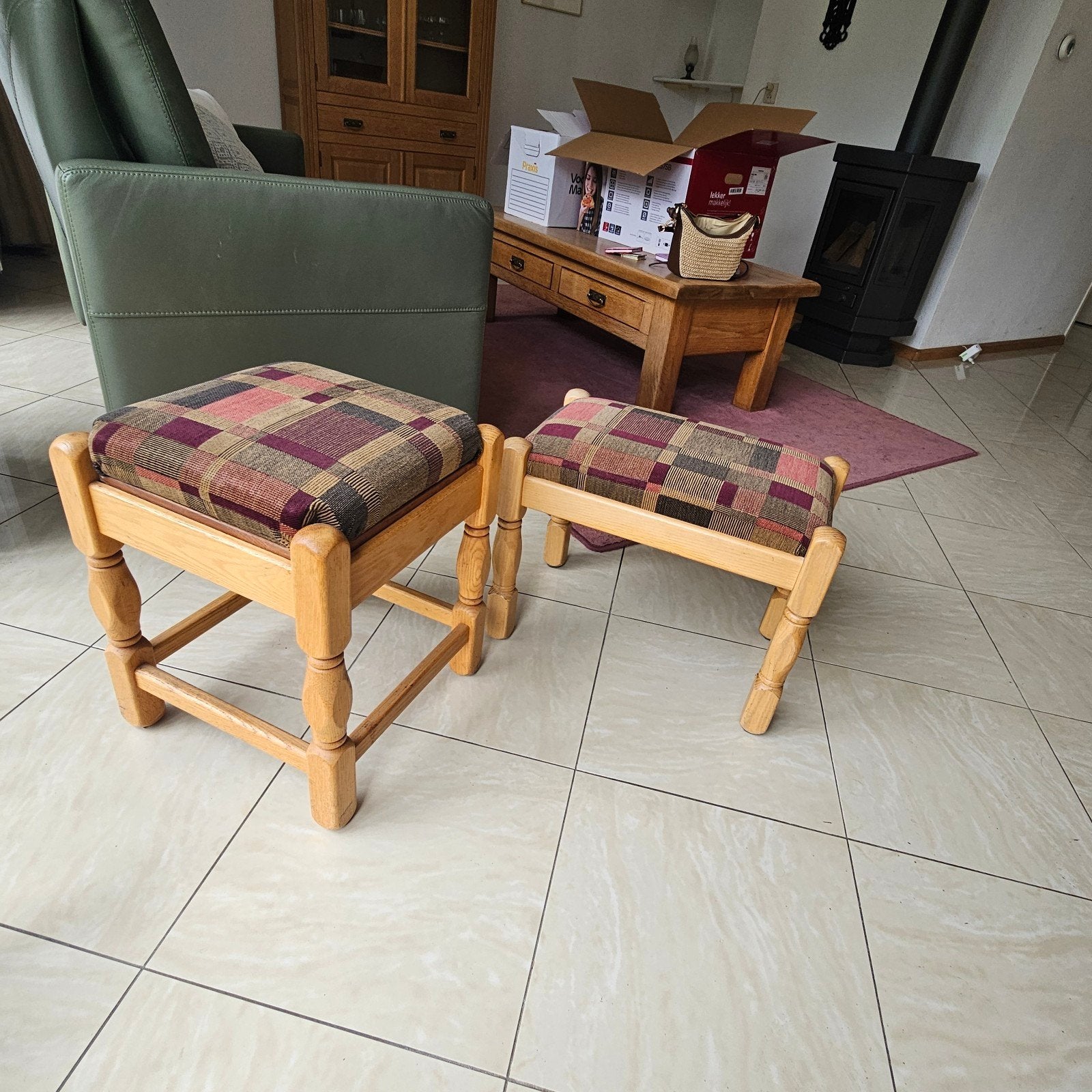 Gratis Set van 2 houten blankeiken krukjes met geruite, Ophalen, Gebruikt, Hout