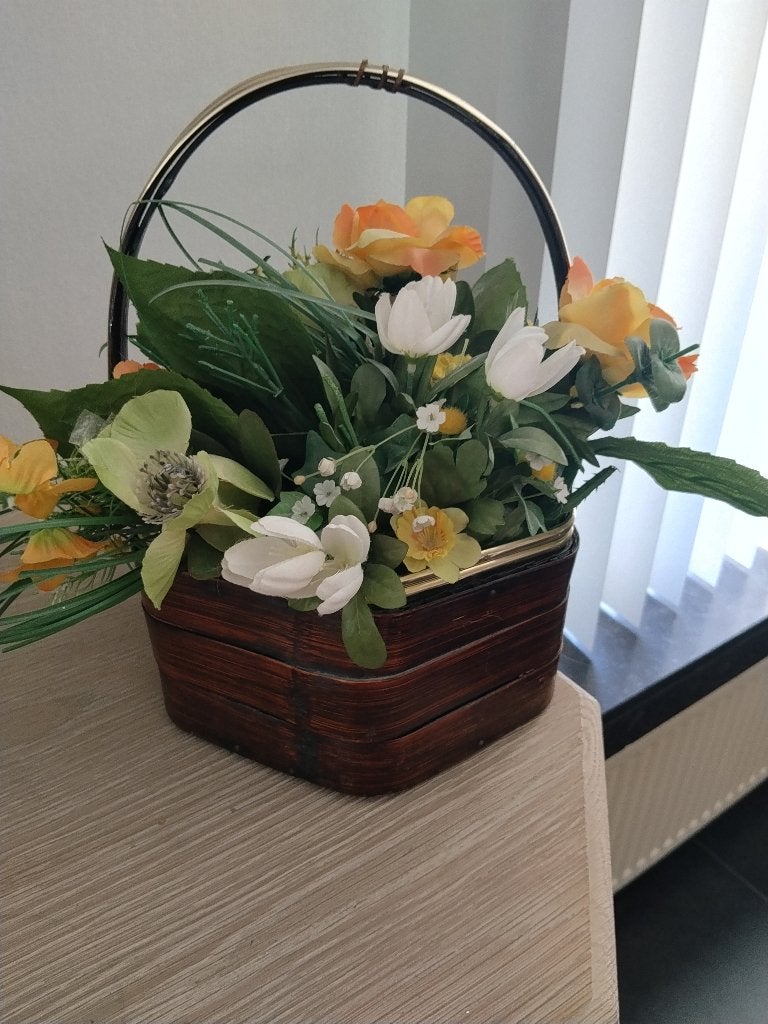vintage houten mand met zijde bloemen in, Huis en Inrichting, Hout, Ophalen of Verzenden, Zo goed als nieuw