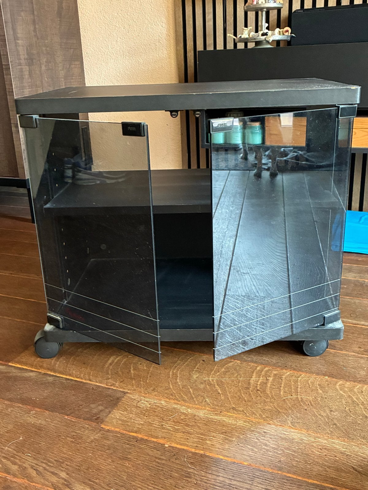 Zwart glazen tv-meubel op wielen, Ophalen, Gebruikt, 50 tot 100 cm, Minder dan 100 cm