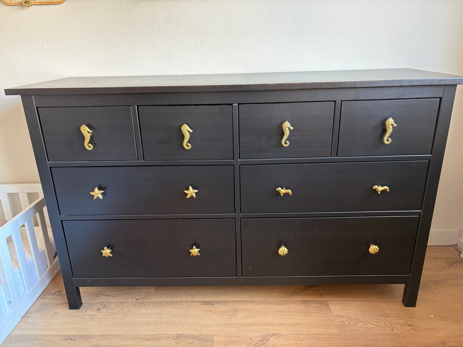 Ikea ladekast Hemnes Gullaberg zwartbruin met gouden knoppen, Ophalen, Gebruikt, 5 laden of meer, 100 tot 150 cm