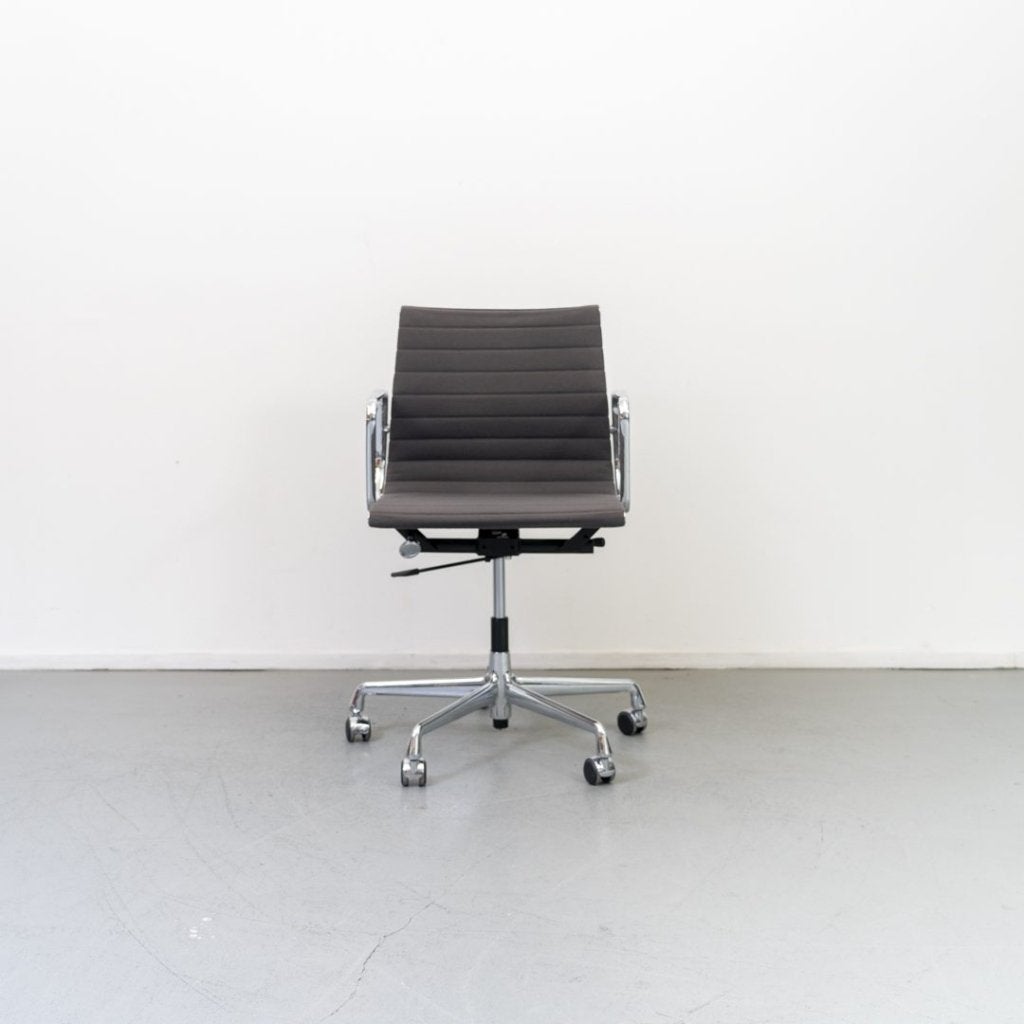 Vitra Eames EA 117 Bureaustoel Grijs Hopsak - Chroom, Niet ingevuld, Zo goed als nieuw, Niet ingevuld, Niet ingevuld