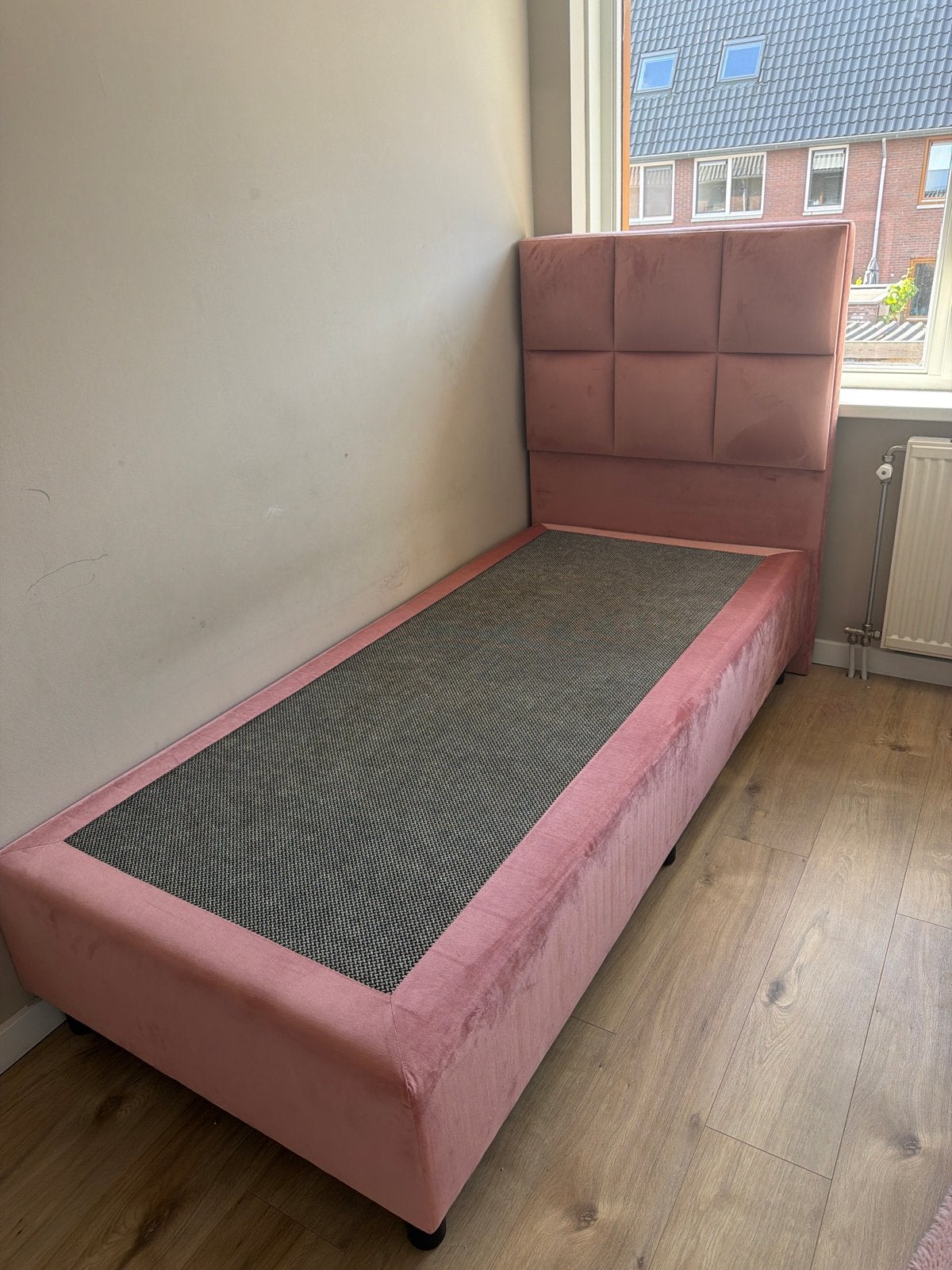 Roze eenpersoonsbed met gestoffeerd hoofdbord, Huis en Inrichting, Slaapkamer | Bedden, 90 cm, Ophalen of Verzenden, Zo goed als nieuw