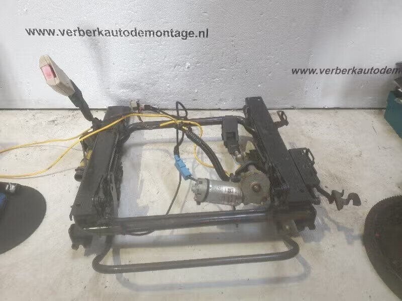 STOELRAILS LINKS VOOR Opel Omega B (25 / 26 / 27), Auto-onderdelen, Bahnhofsplatz 65423 Rüsselsheim am Main, DE, Gebruikt, Opel